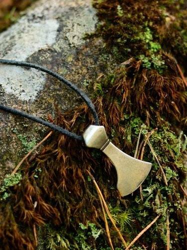 Viking-amulet in de vorm van een bebaarde bijl uit de Vikingtijd in zilverkleur