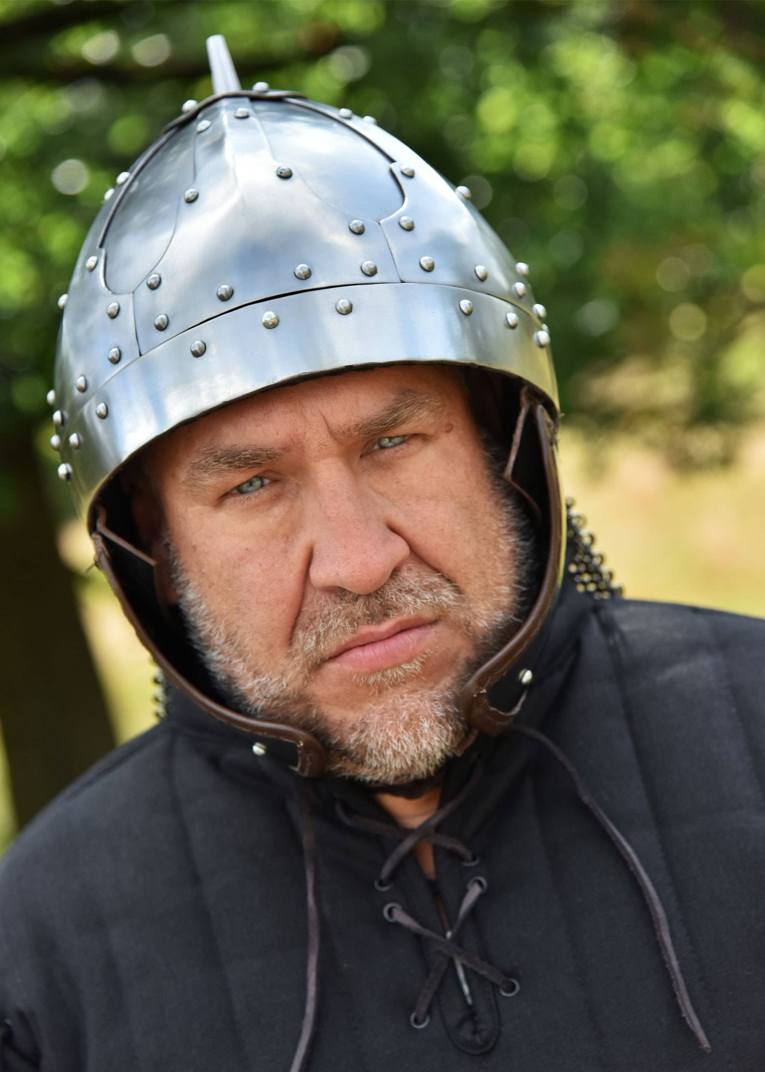 Viking Spangenhelm met wangflappen en maliënkolder, 5e-6e eeuws in M en L