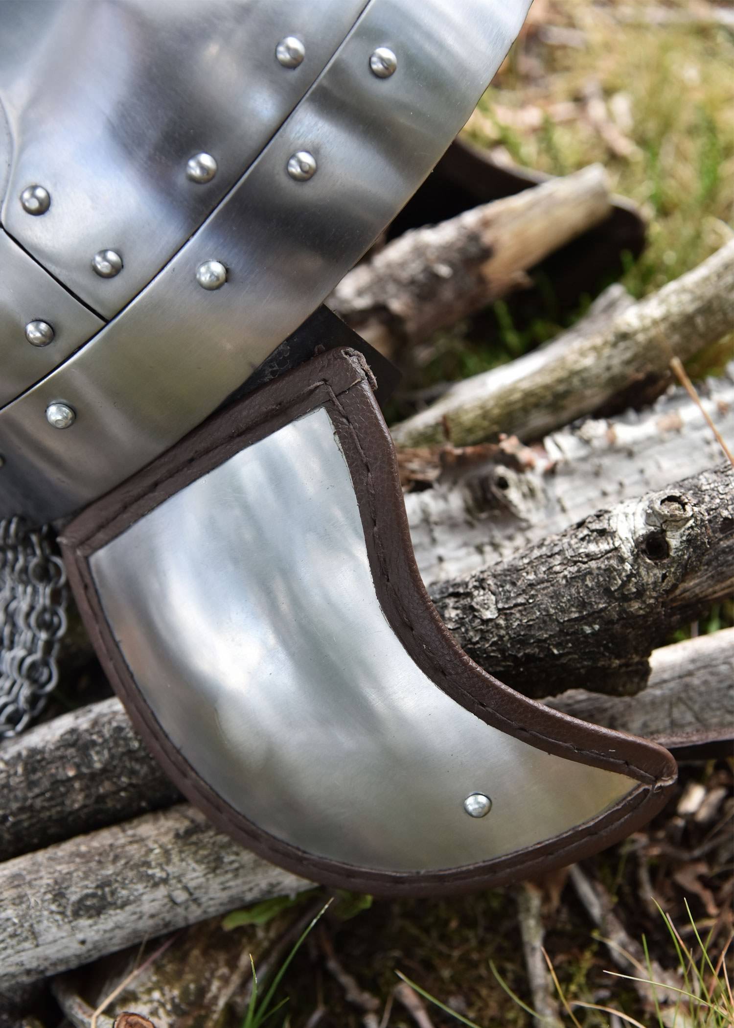 Viking Spangenhelm met wangflappen en maliënkolder, 5e-6e eeuws in M en L