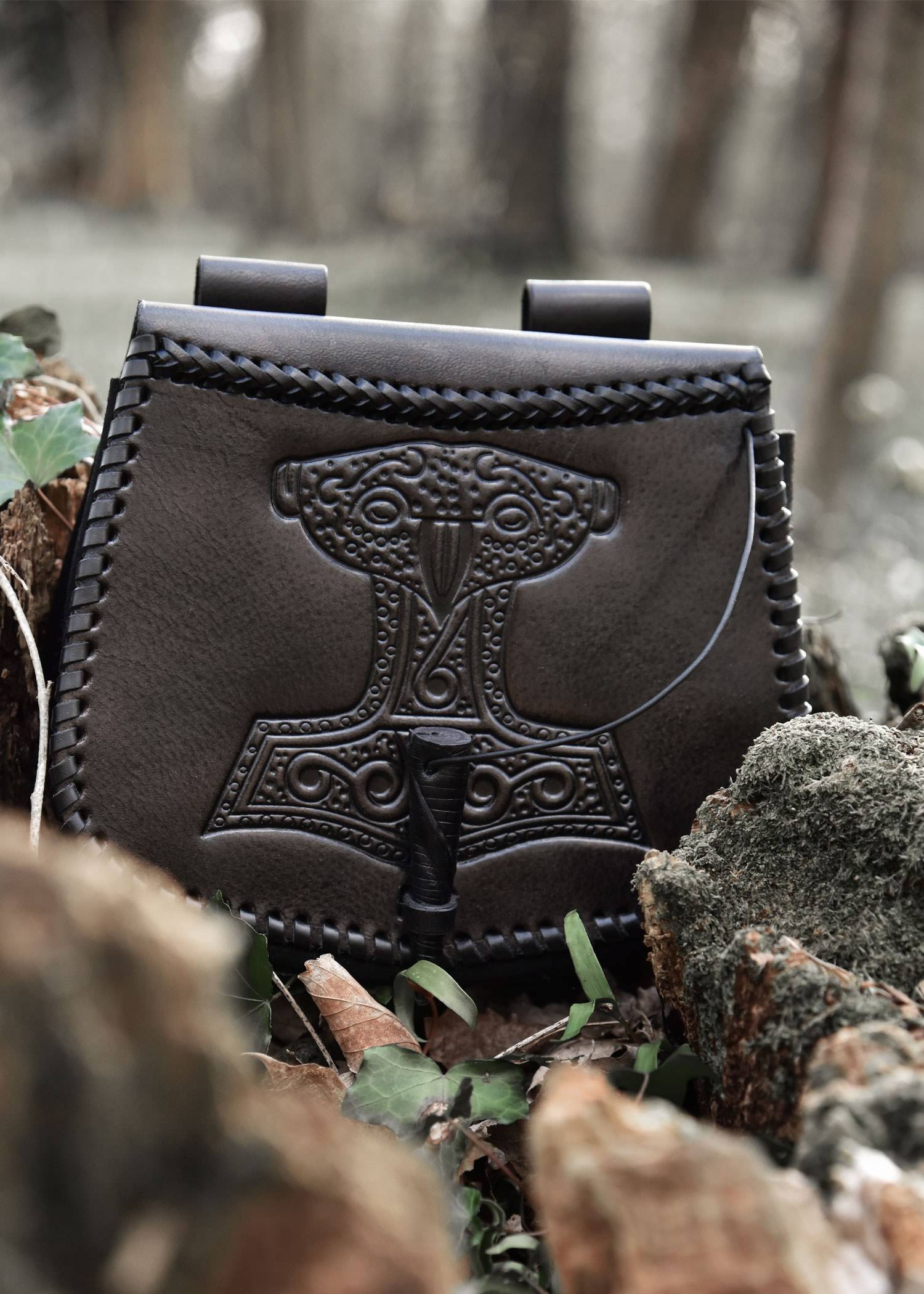 Viking heuptas met Thor's hamer reliëf, leer, in zwart.