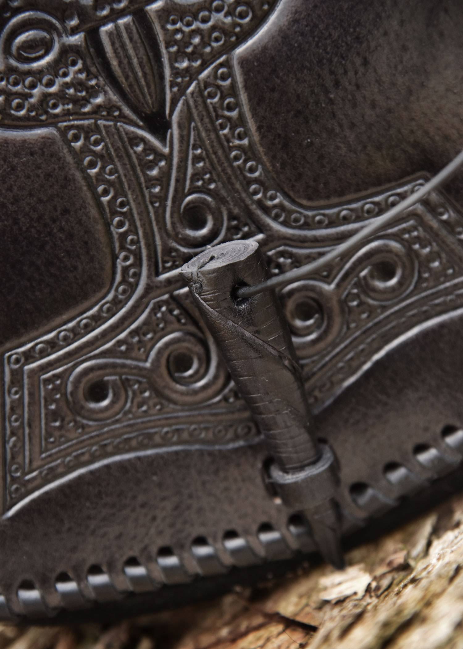 Viking heuptas met Thor's hamer reliëf, leer, in zwart.
