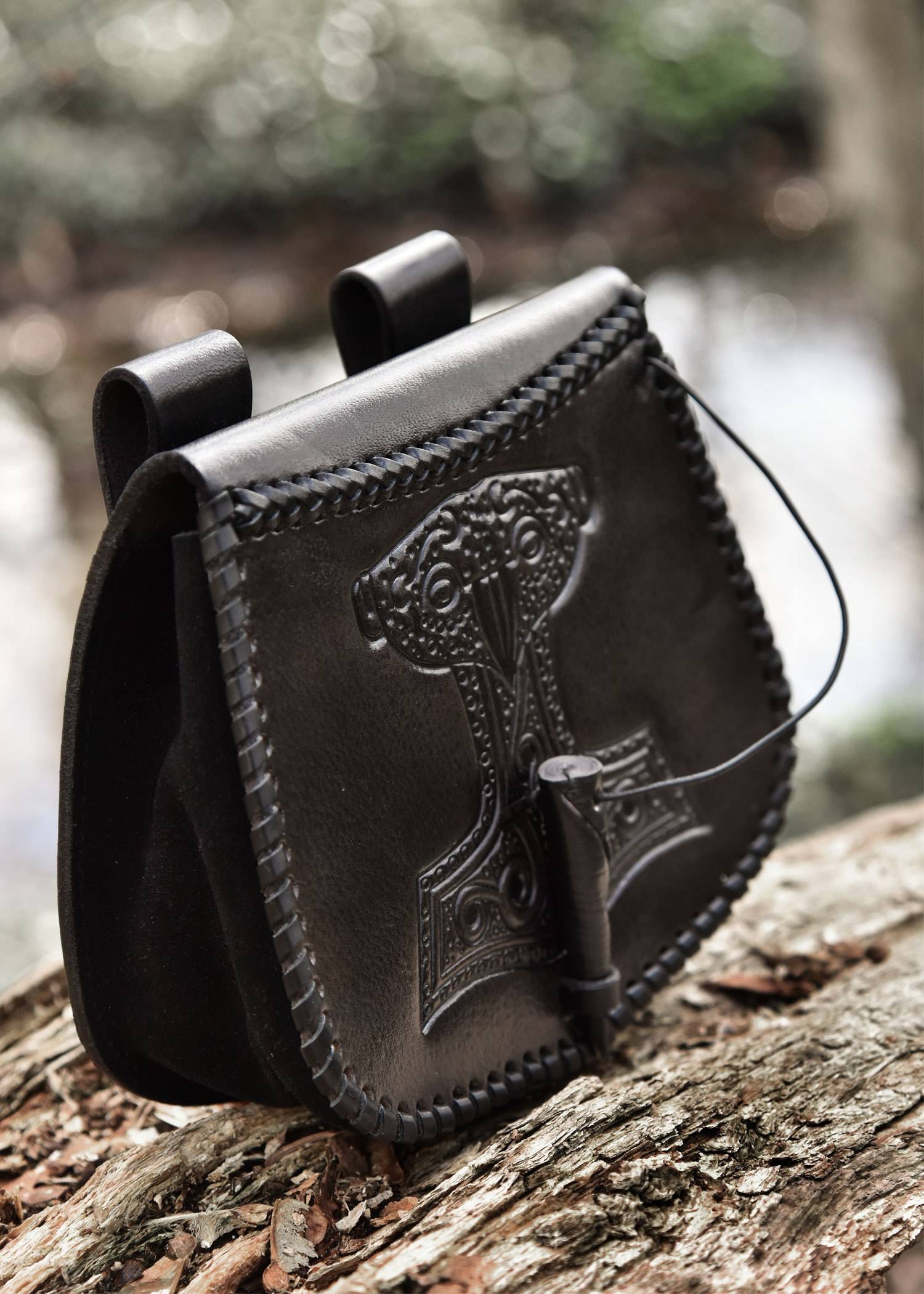 Viking heuptas met Thor's hamer reliëf, leer, in zwart.