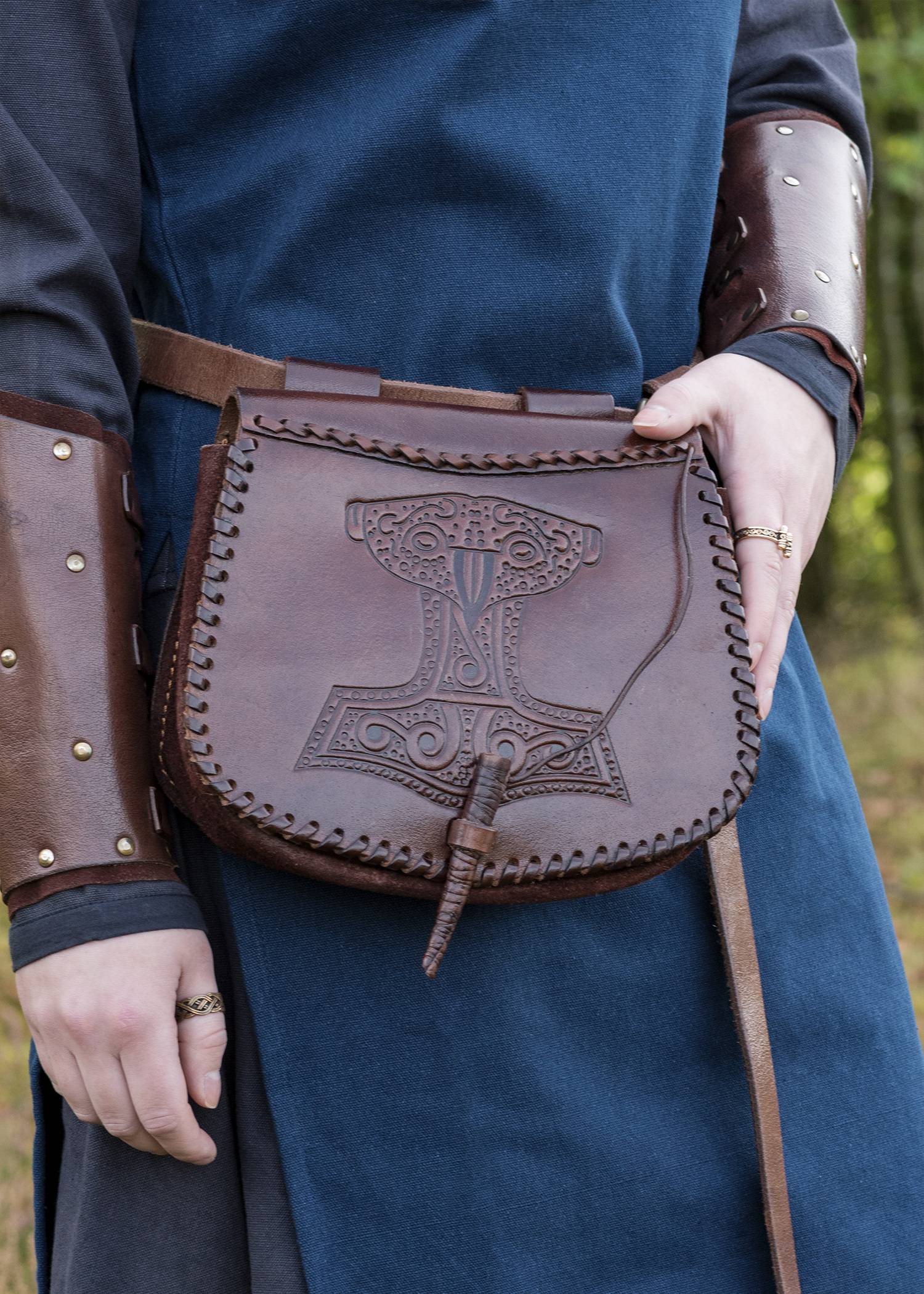 Viking heuptas met Thor's hamer reliëf, leer, in bruin