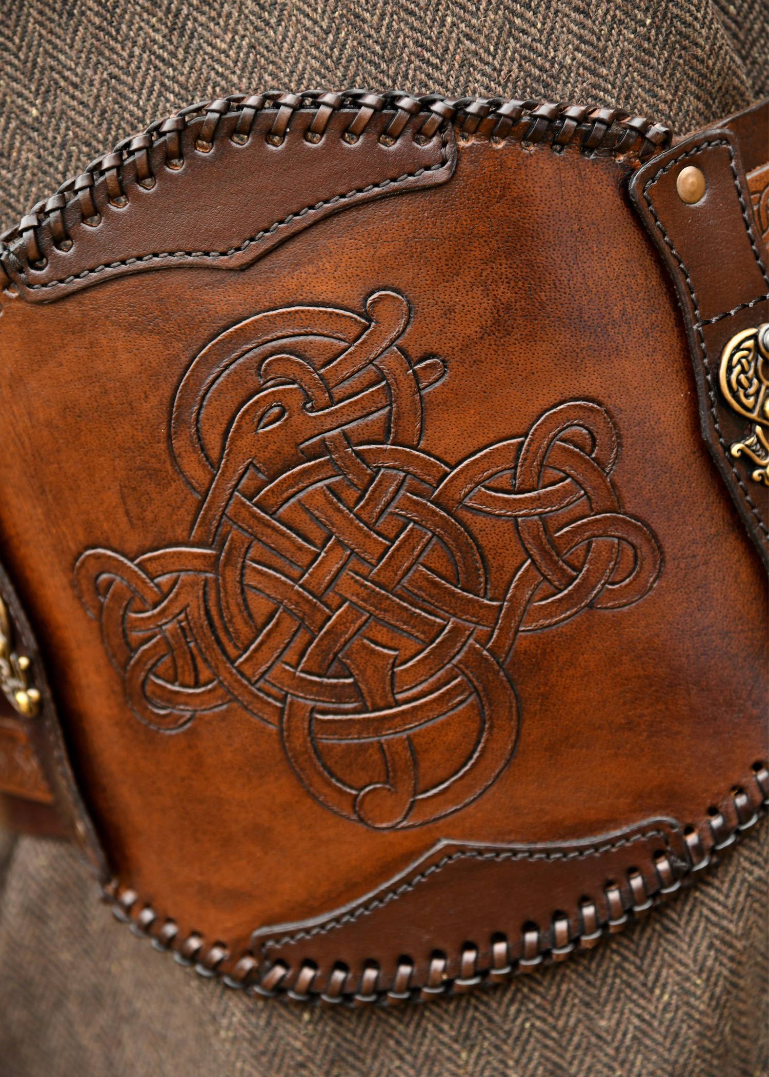 Brede Vikingleren riem met reliëf, verkrijgbaar in diverse maten
