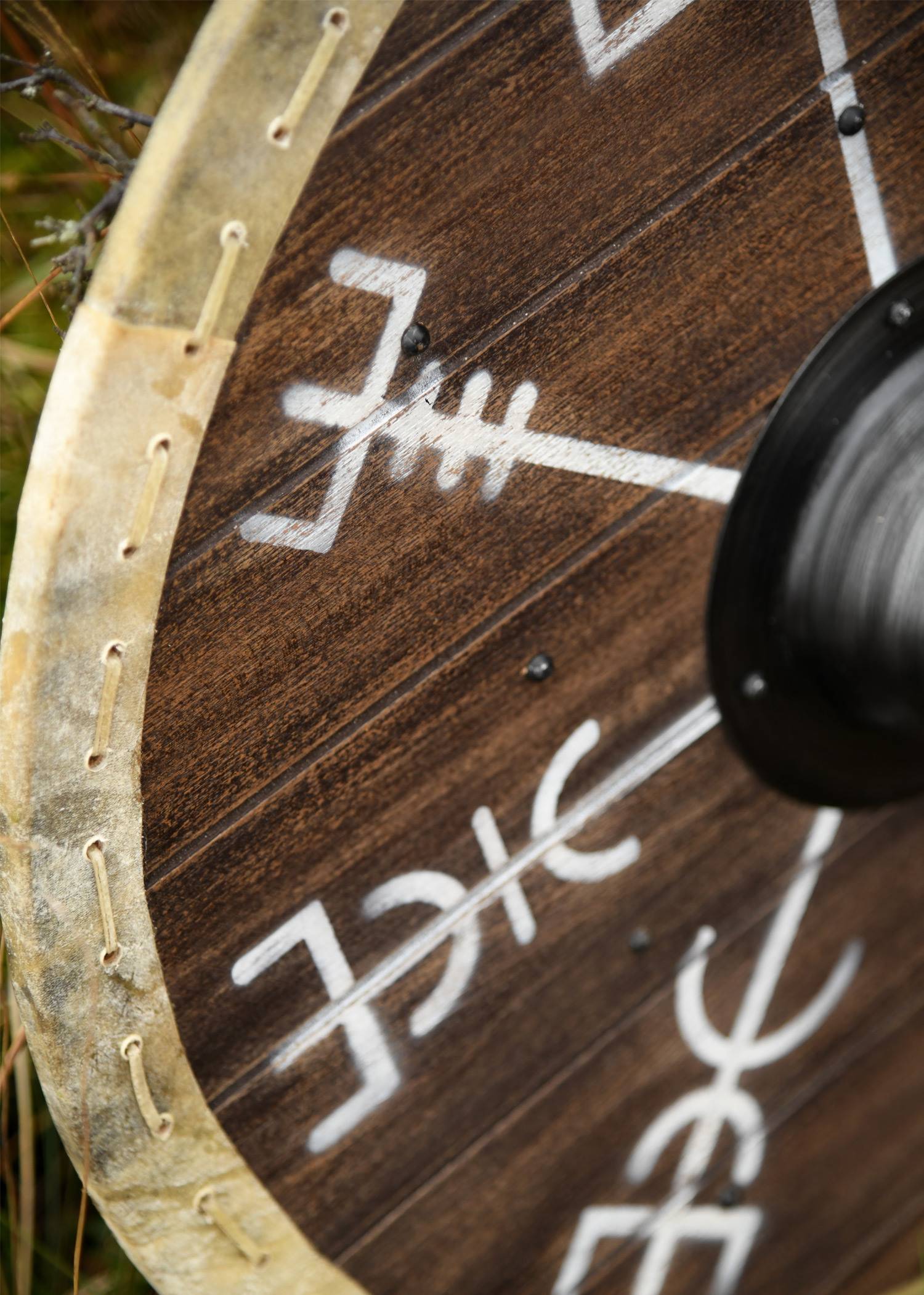 ​Wikinger Schild “Vegvísir“ mit Rohhaut-Umrandung, 60 cm