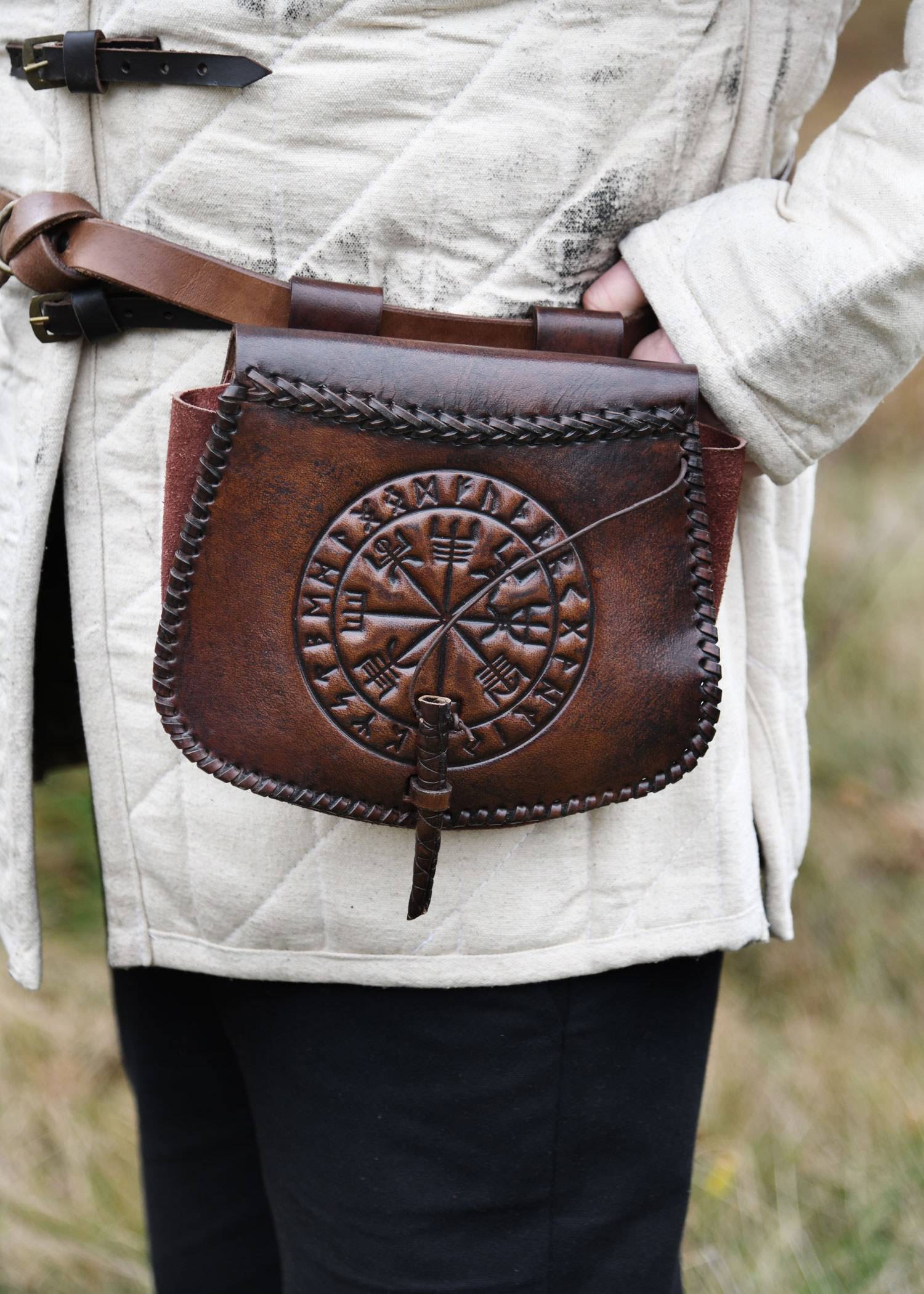 ​Wikinger Gürteltasche aus Leder mit Vegvísir- Prägung, Braun