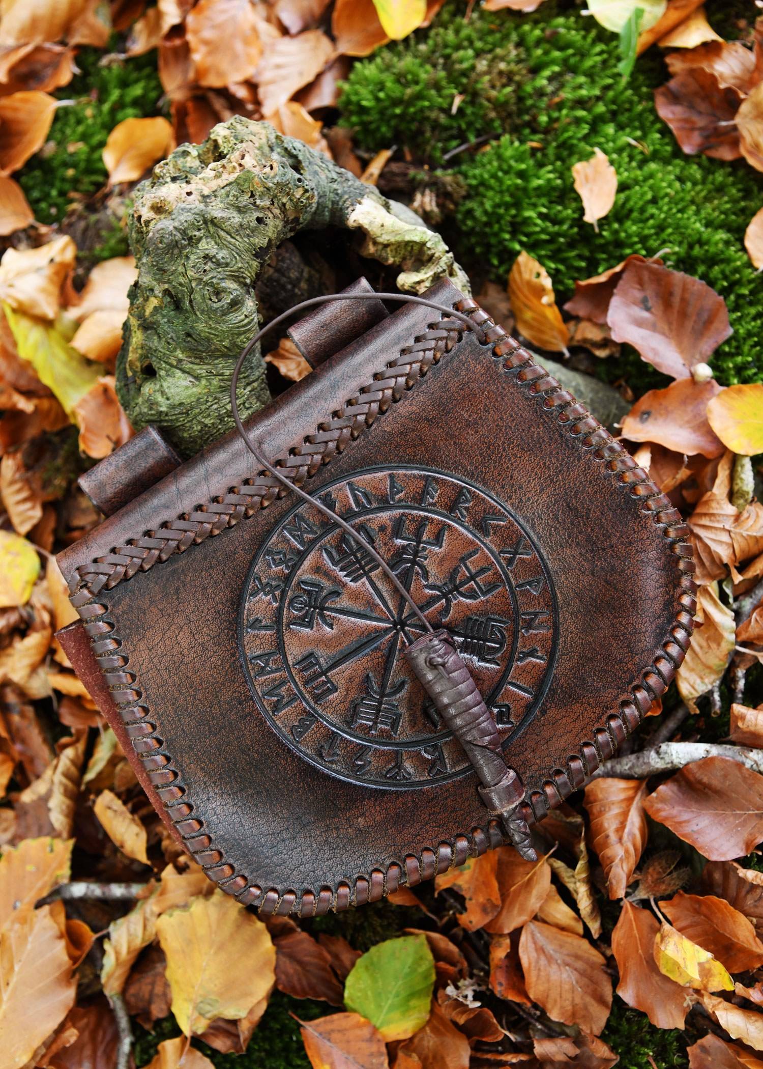 ​Wikinger Gürteltasche aus Leder mit Vegvísir- Prägung, Braun