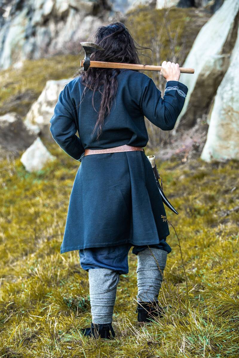 Vikingtuniek met Handborduursel in Urnes-stijl en de kleur Zwart