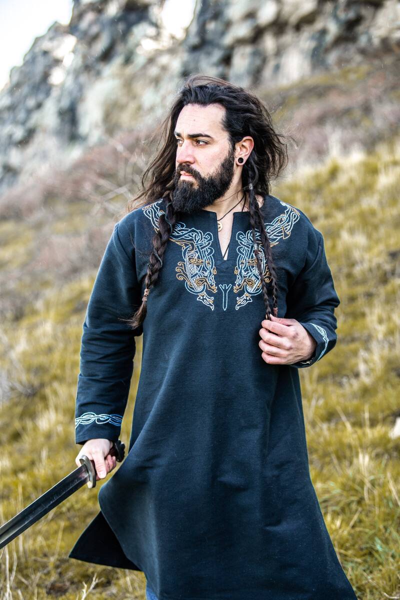 Vikingtuniek met Handborduursel in Urnes-stijl en de kleur Zwart