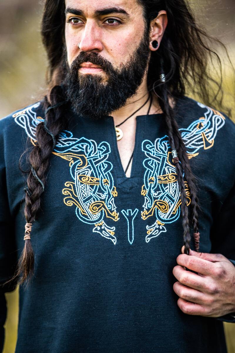 Vikingtuniek met Handborduursel in Urnes-stijl en de kleur Zwart