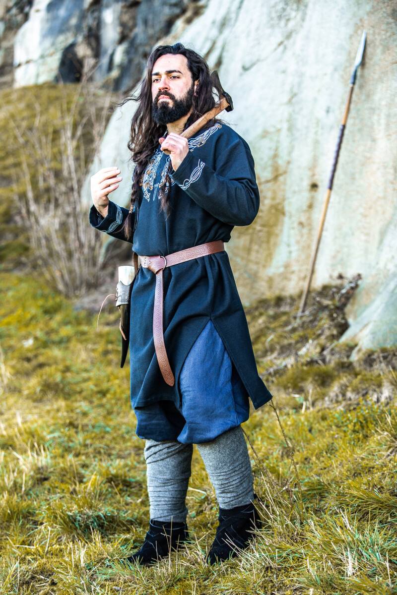 Vikingtuniek met Handborduursel in Urnes-stijl en de kleur Zwart