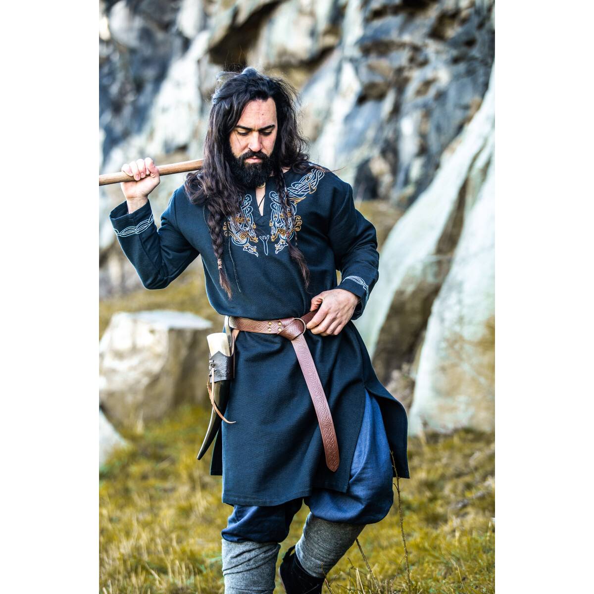 Vikingtuniek met Handborduursel in Urnes-stijl en de kleur Zwart