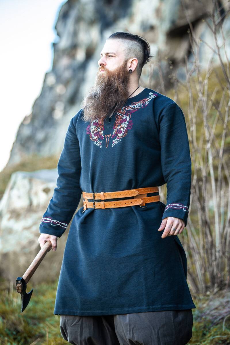 ​​Wikinger Tunika mit Urnes-Stil Handstickerei Schwarz-Rot