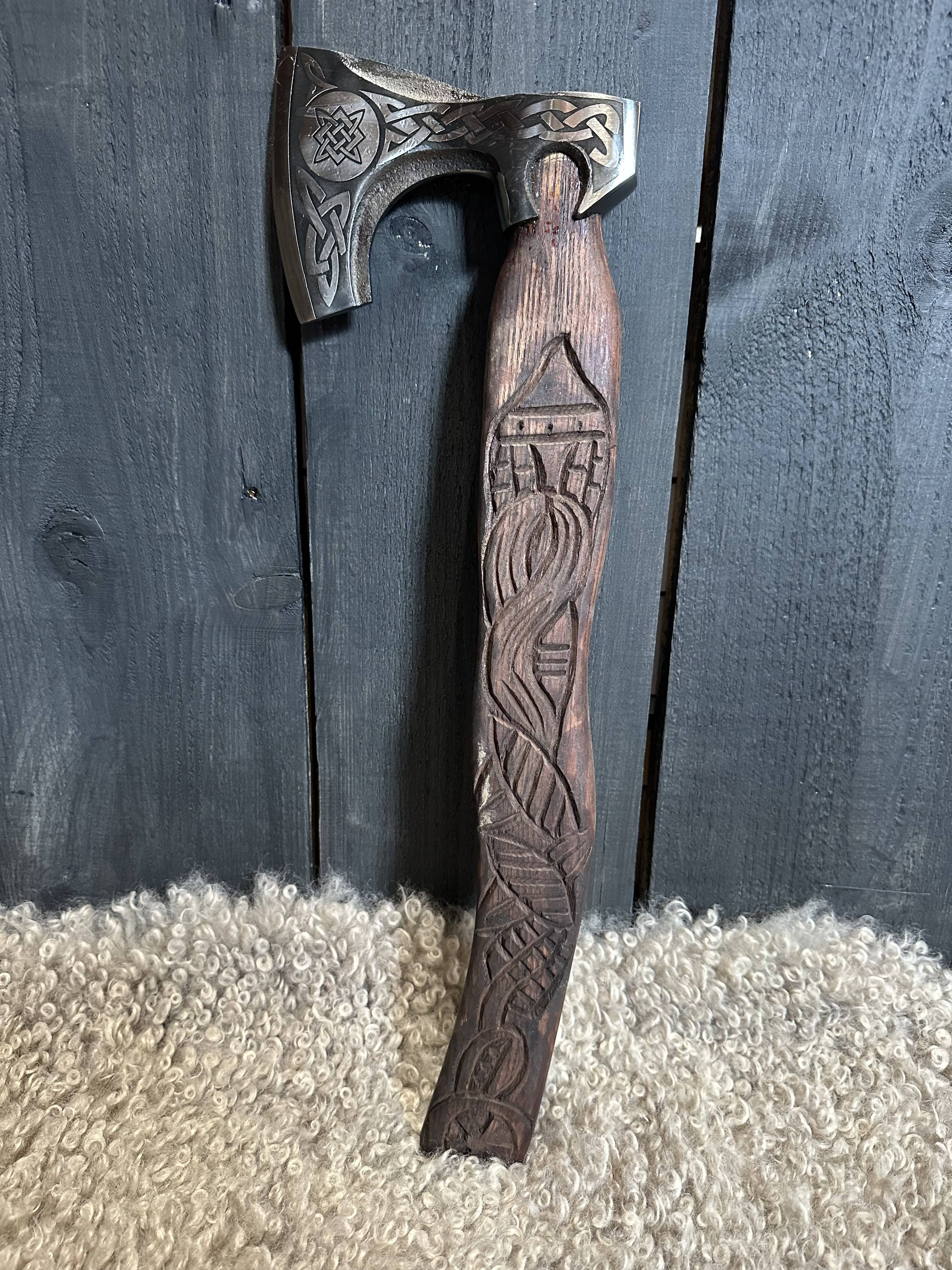 Wikinger ​Axt mit graviert Axtblatt, geschnitztem Stiel und Lederscheide.