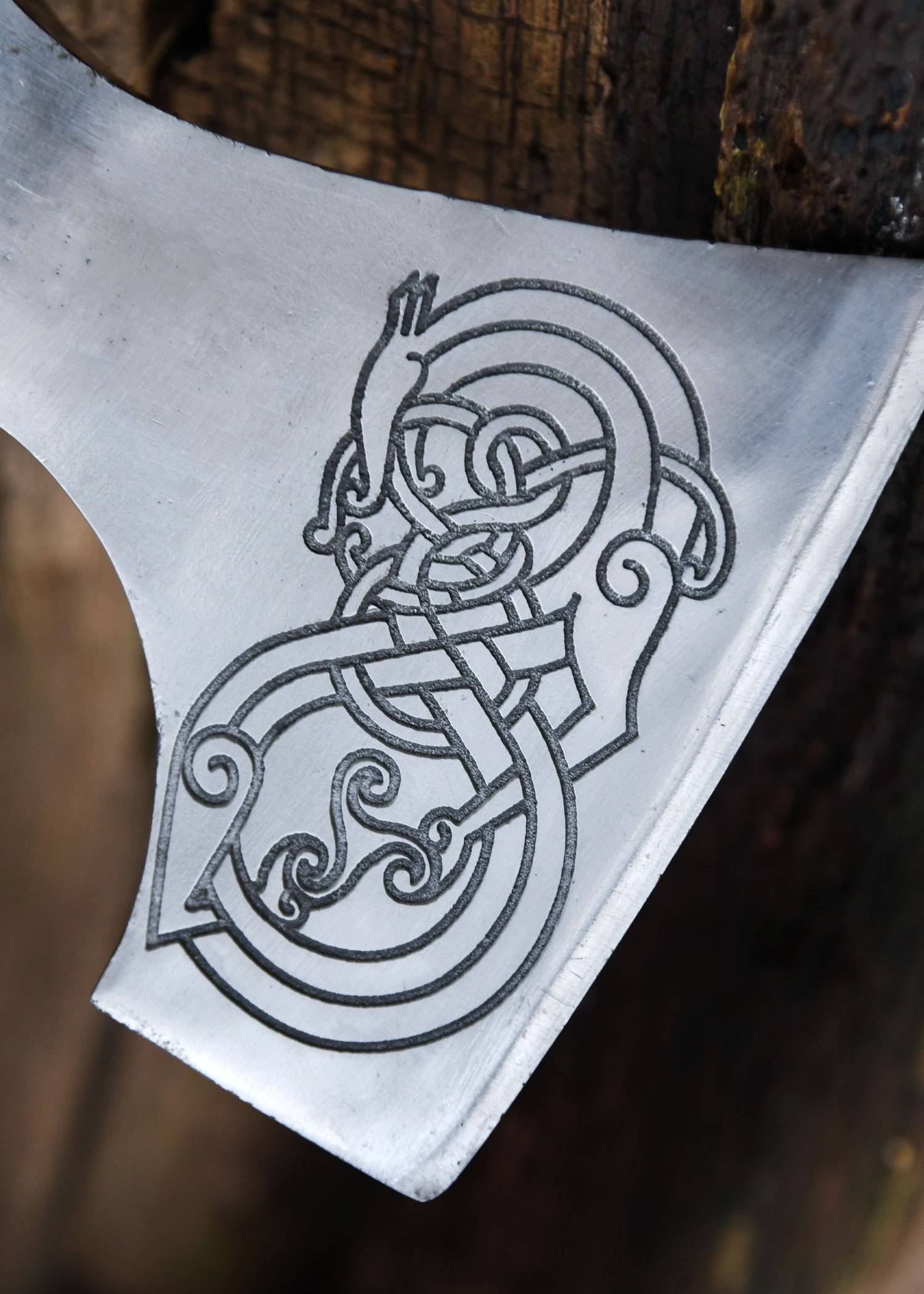 Vikingbijl van Gietstaal, type D, met gravure en lederen hoes