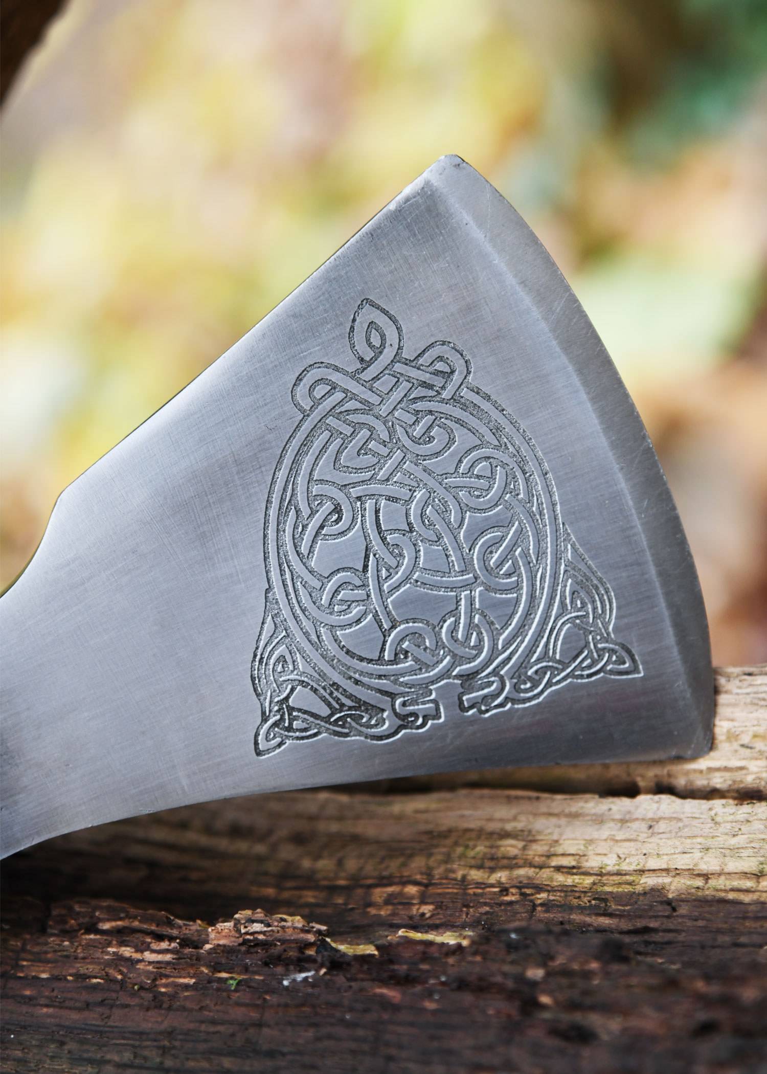 Vikingbijl van Gietstaal, type F, met gravure en lederen hoes