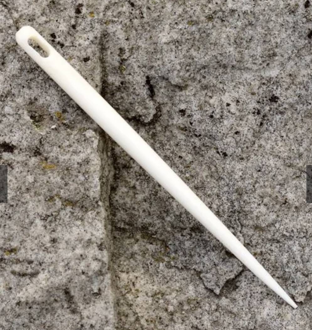 ​Mittelalterliche Nähnadel aus echtem Knochen