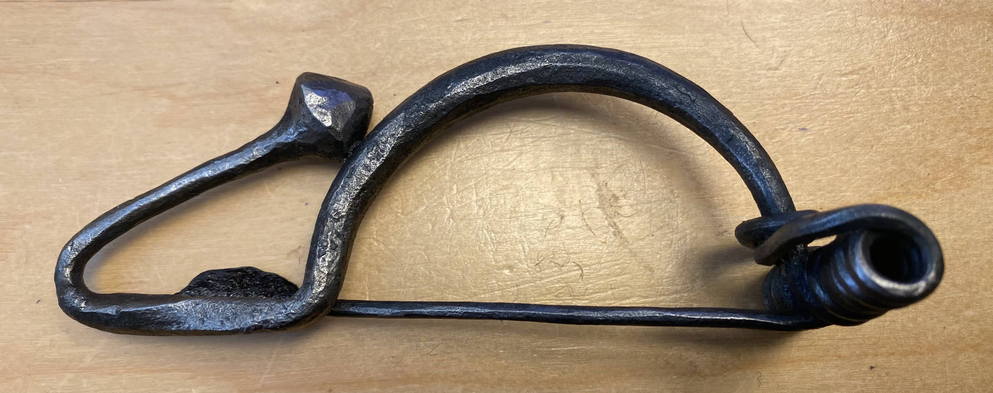 Vroeg-middeleeuwse fibula/broche in strikvorm (UITVERKOOP)
