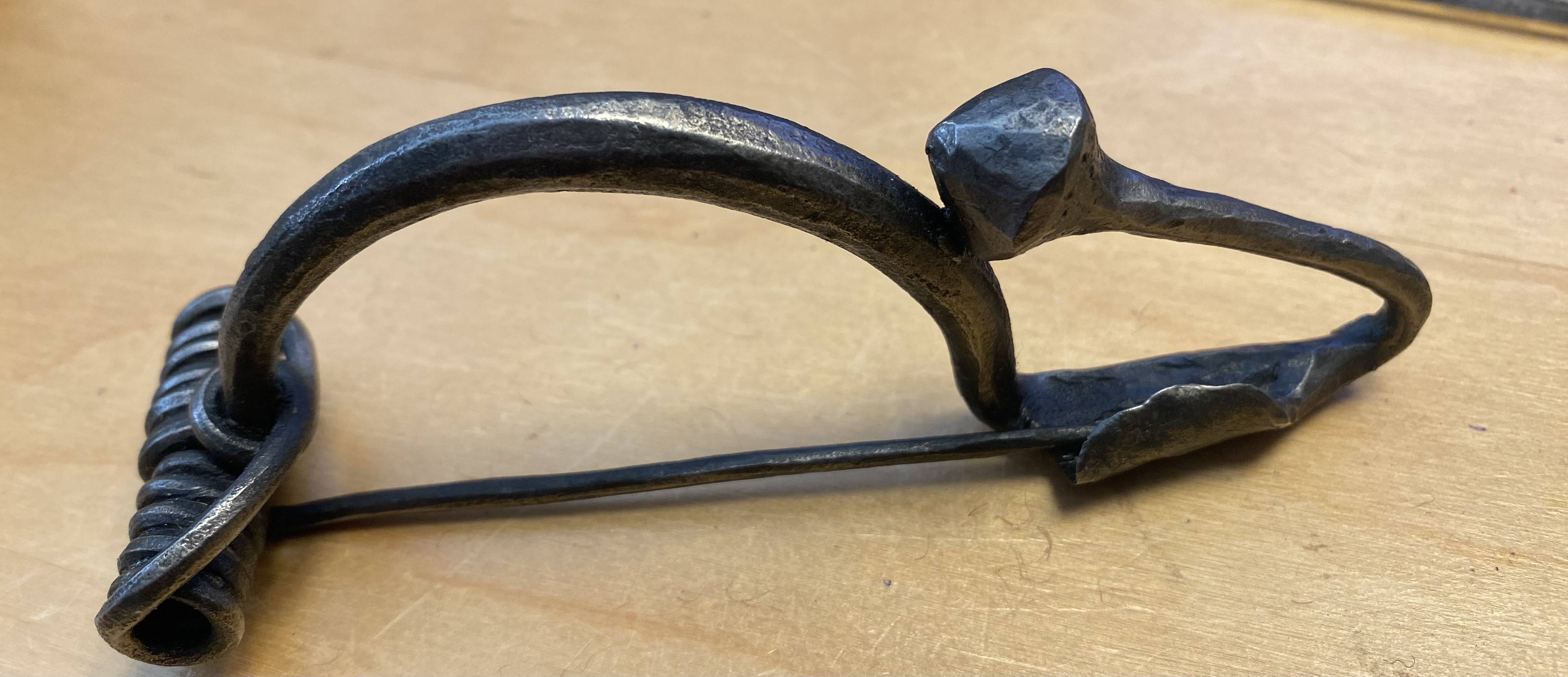 Vroeg-middeleeuwse fibula/broche in strikvorm (UITVERKOOP)