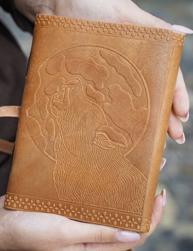 Leren Notitieboek met een Reliëfafbeelding van een Wolf die naar de Maan huilt