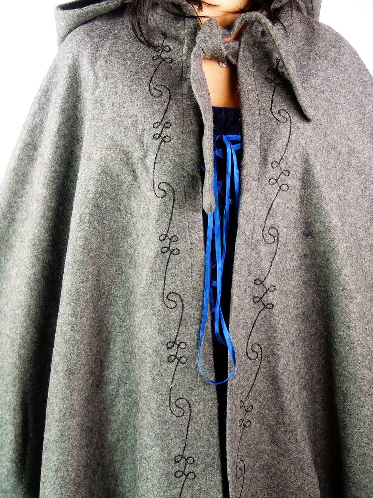 Middeleeuwse Cape Wol in Grijs met Borduursels, 131 cm