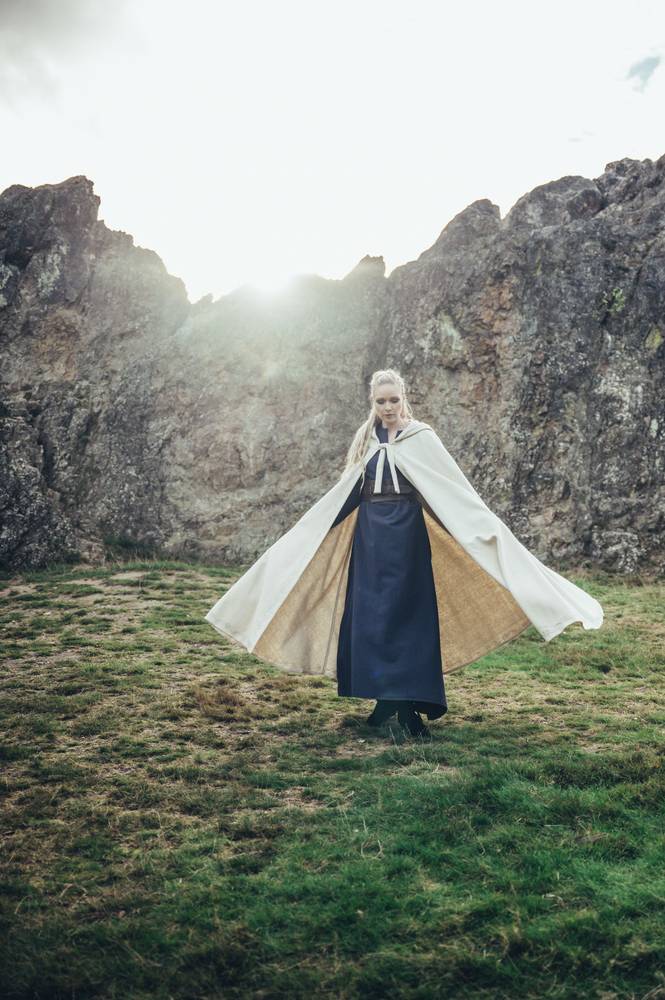 Middeleeuwse Cape Wol in Natuurkleur met Borduursels, 131 cm