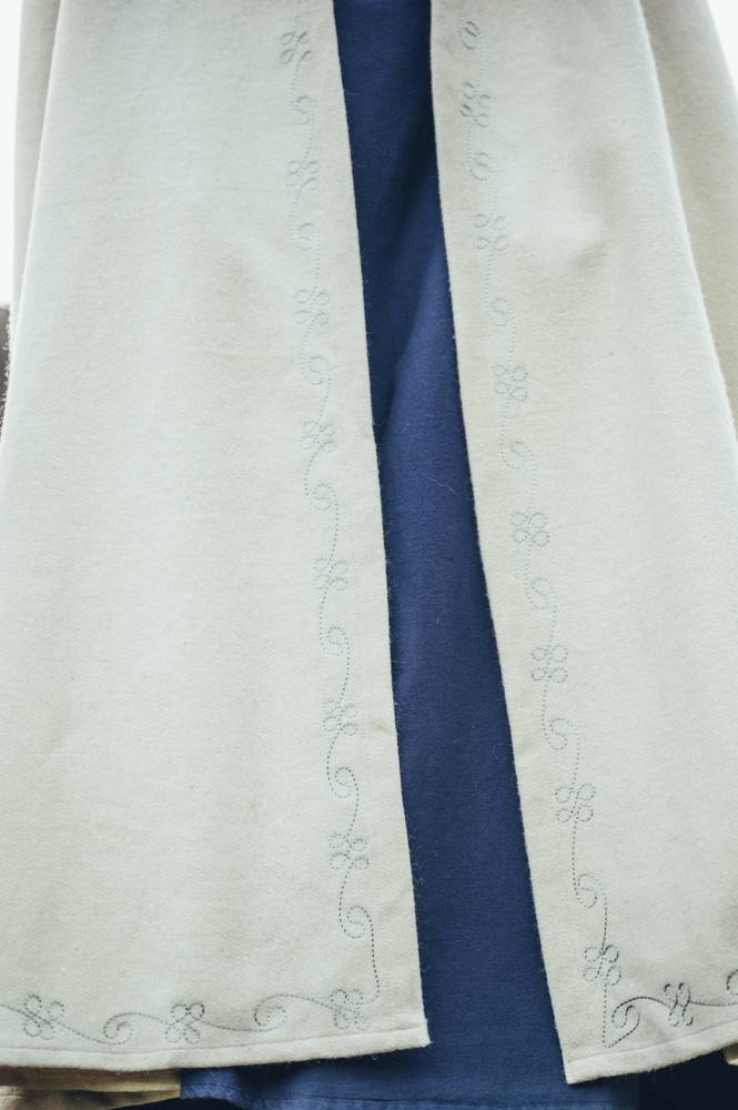 Middeleeuwse Cape Wol in Natuurkleur met Borduursels, 131 cm