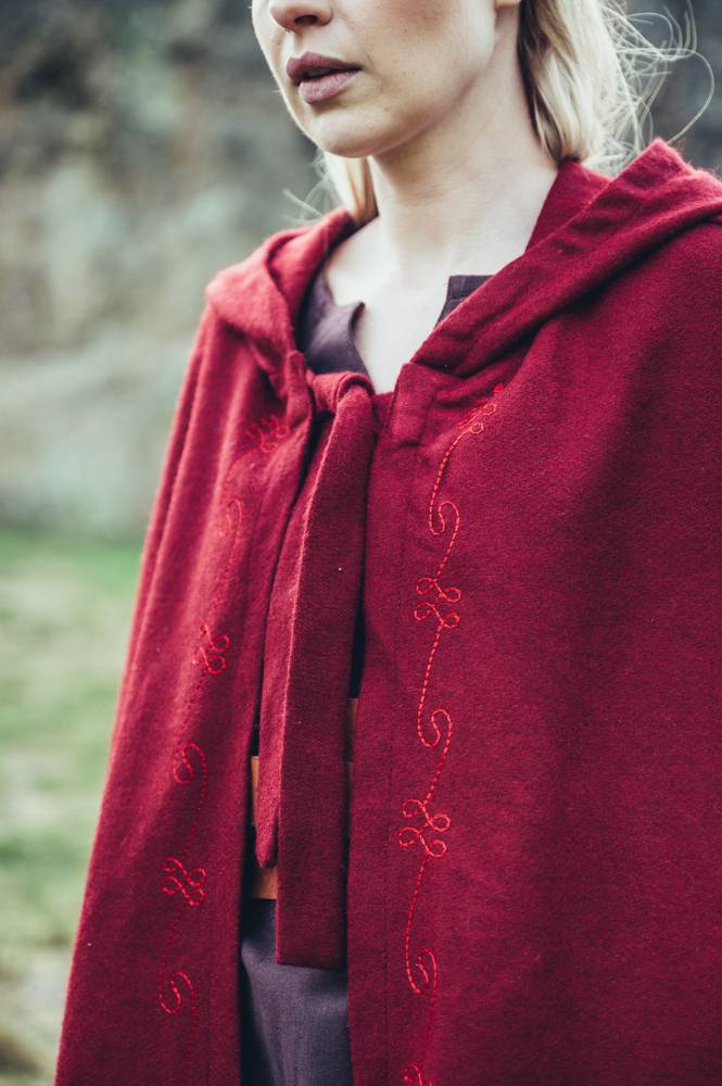 Middeleeuwse Cape Wol in Rood met Borduursels, 131 cm