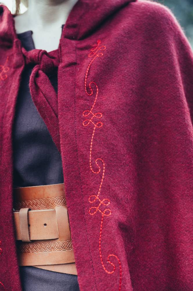 Middeleeuwse Cape Wol in Rood met Borduursels, 131 cm