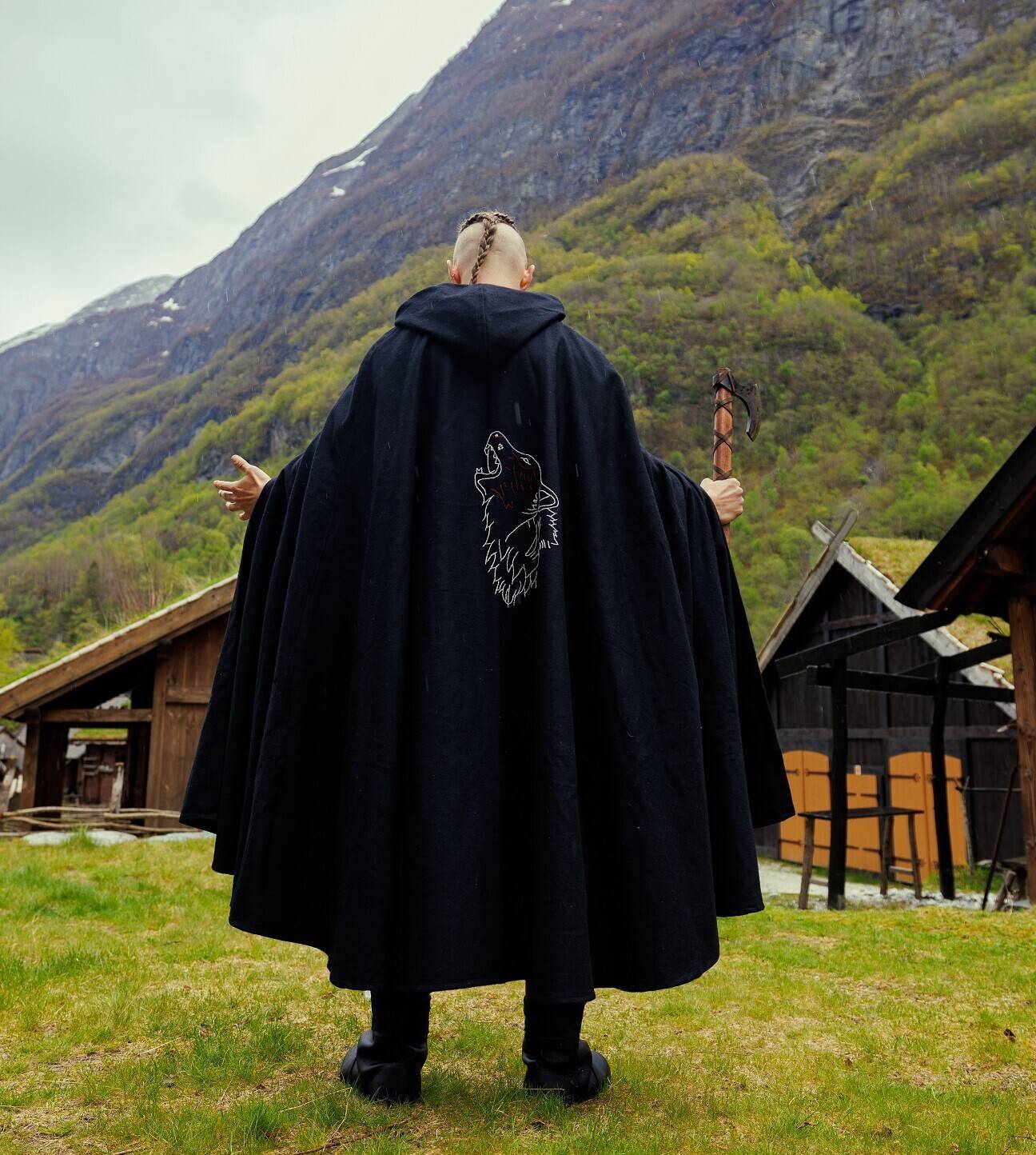 Wikinger Umhang mit Wolfsstickerei in Schwarz