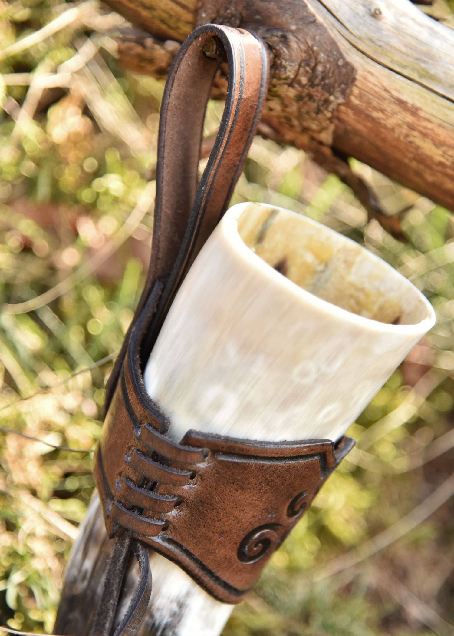 Leren Drinkhoornhouder voor drinkhoorn, triskele in reliëf, bruin, diverse maten