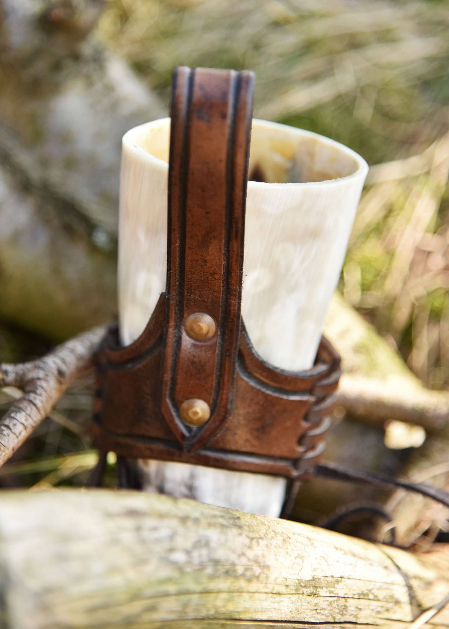 Leren Drinkhoornhouder voor drinkhoorn, triskele in reliëf, bruin, diverse maten