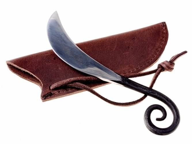 ​Druiden-Messer mit elegant eingerolltem Griff