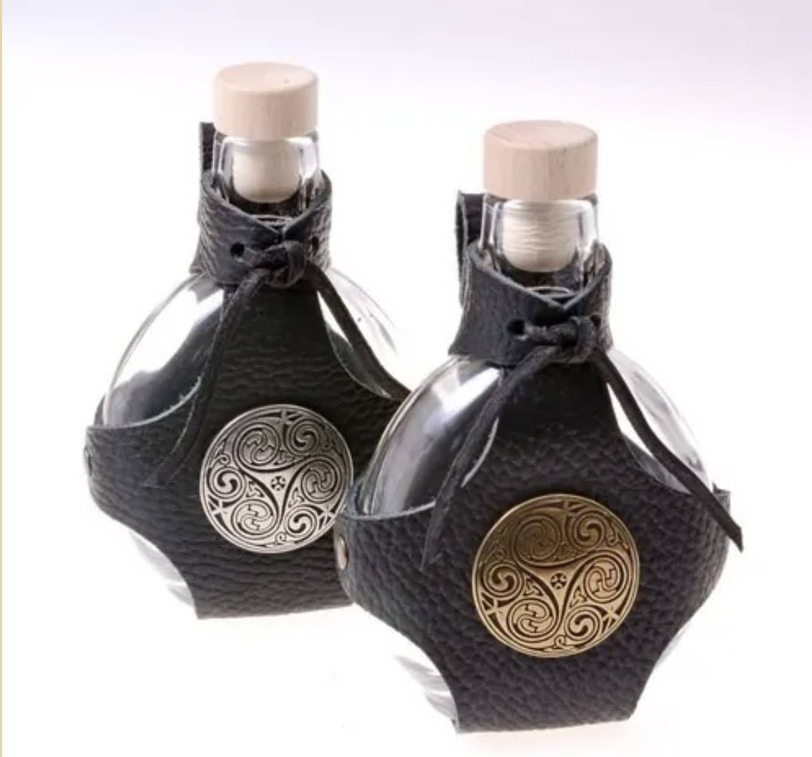 Heksen en Alchemisten Veldfles met leren houder voor 0,2 liter inhoud in Messing of Zilver