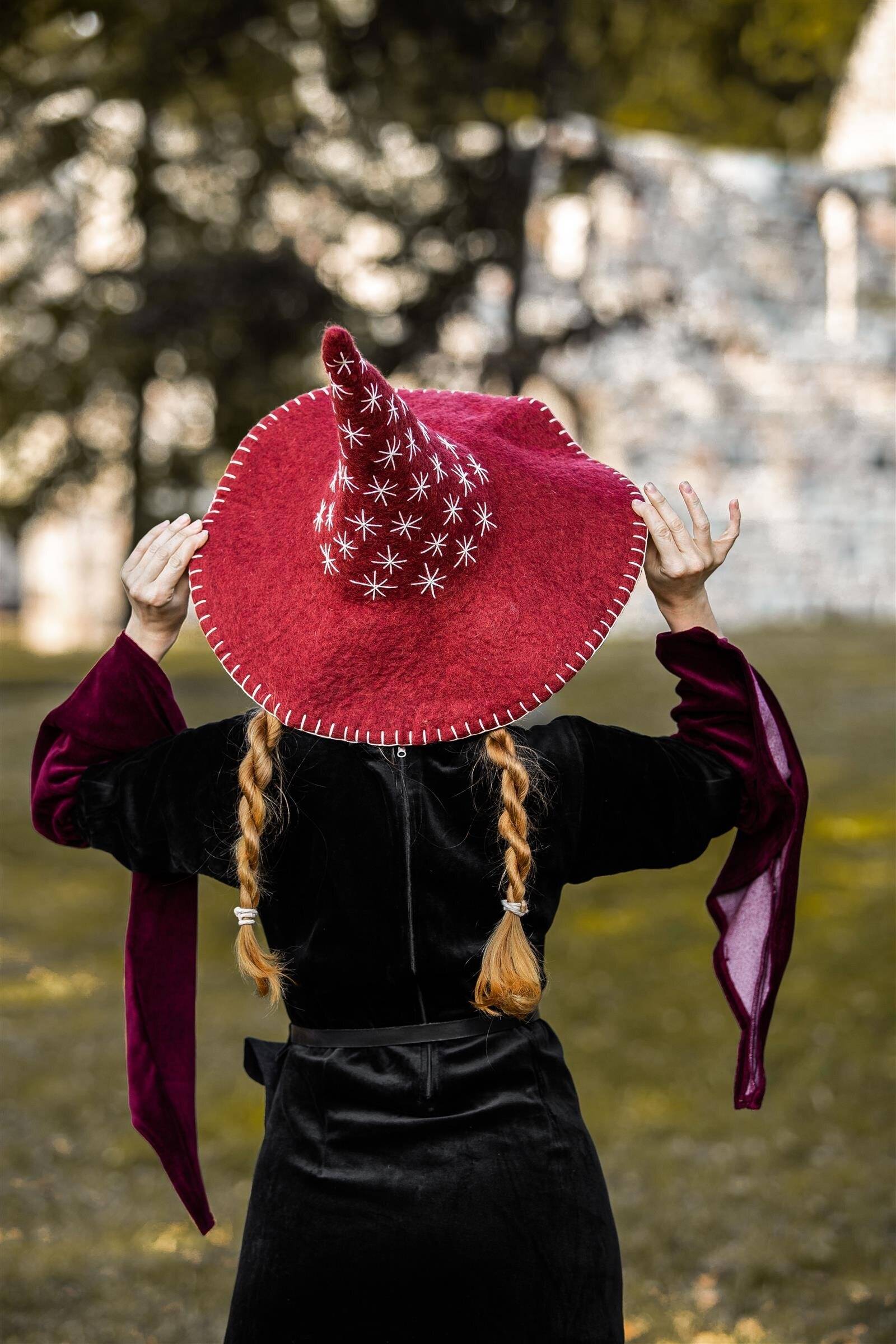 Heksenhoed van rood vilt
