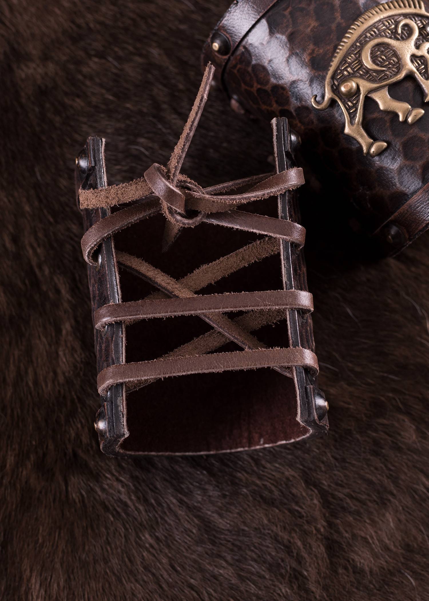 Armschützer aus Leder, Keltisches Wildschwein-Motiv, Paar