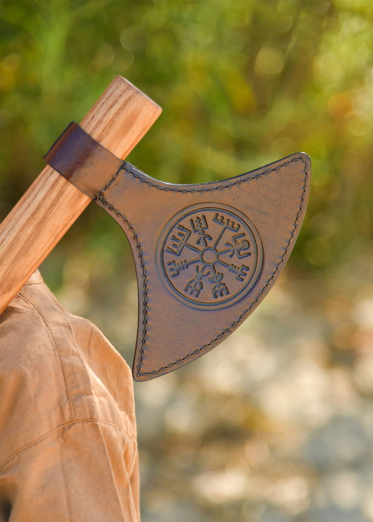 Middeleeuwse Houten met Leder speelgoedbijl met het Vegvisir-symbool