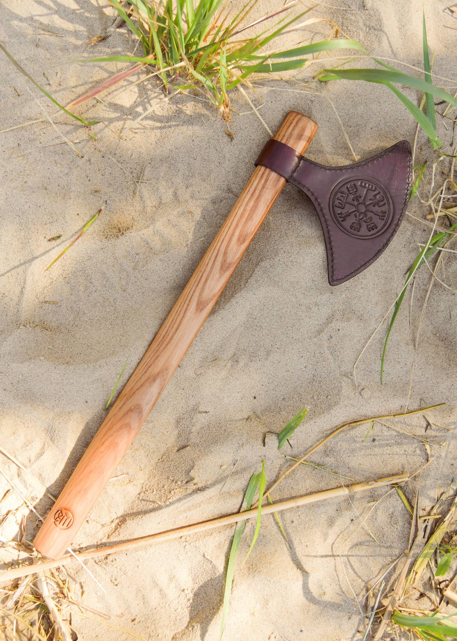 Middeleeuwse Houten met Leder speelgoedbijl met het Vegvisir-symbool