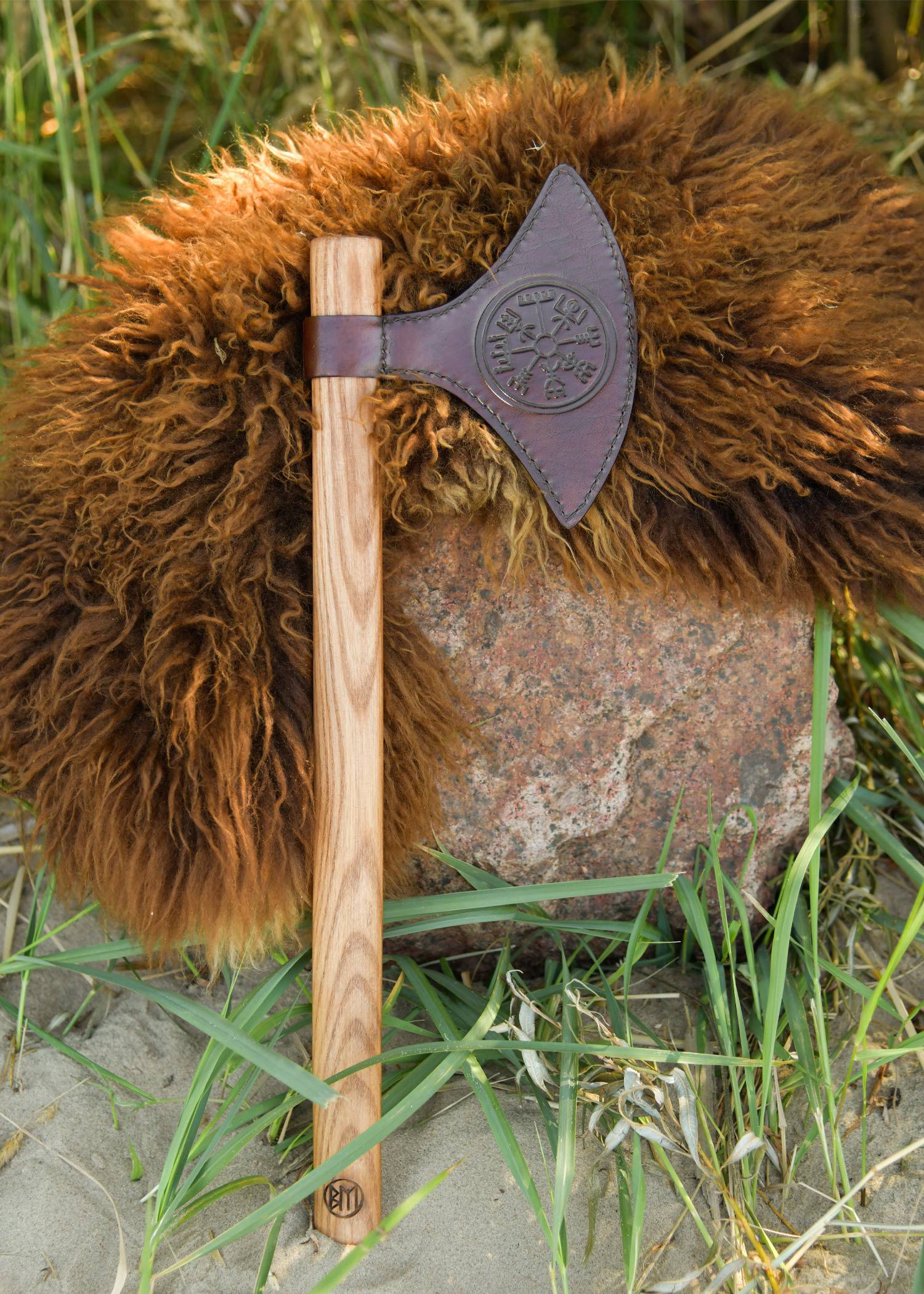 Middeleeuwse Houten met Leder speelgoedbijl met het Vegvisir-symbool