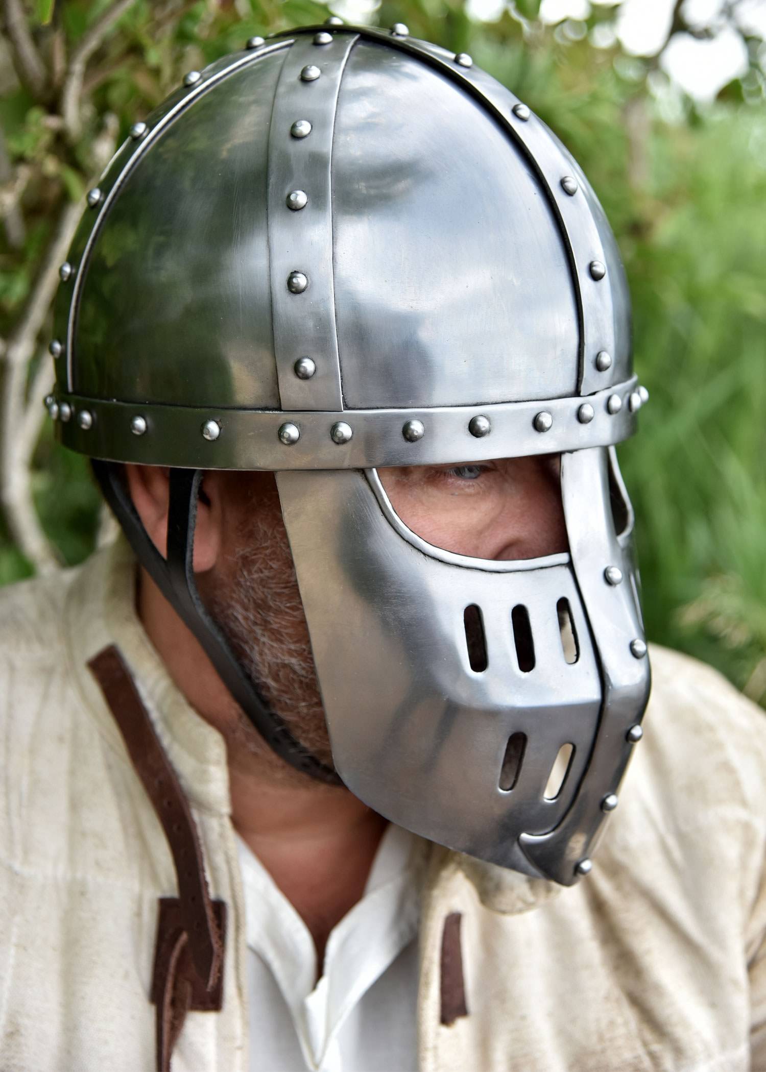 Hochmittelalter Spangenhelm mit Gesichtsplatte in M und L.