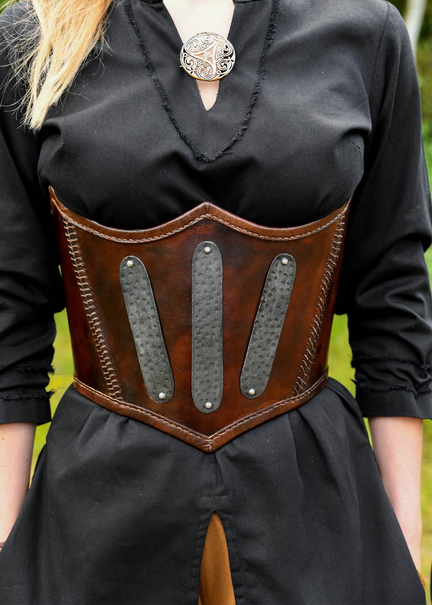 ​Geschnürte Unterbrust-Corsage mit Metallverstärkung, Leder, braun
