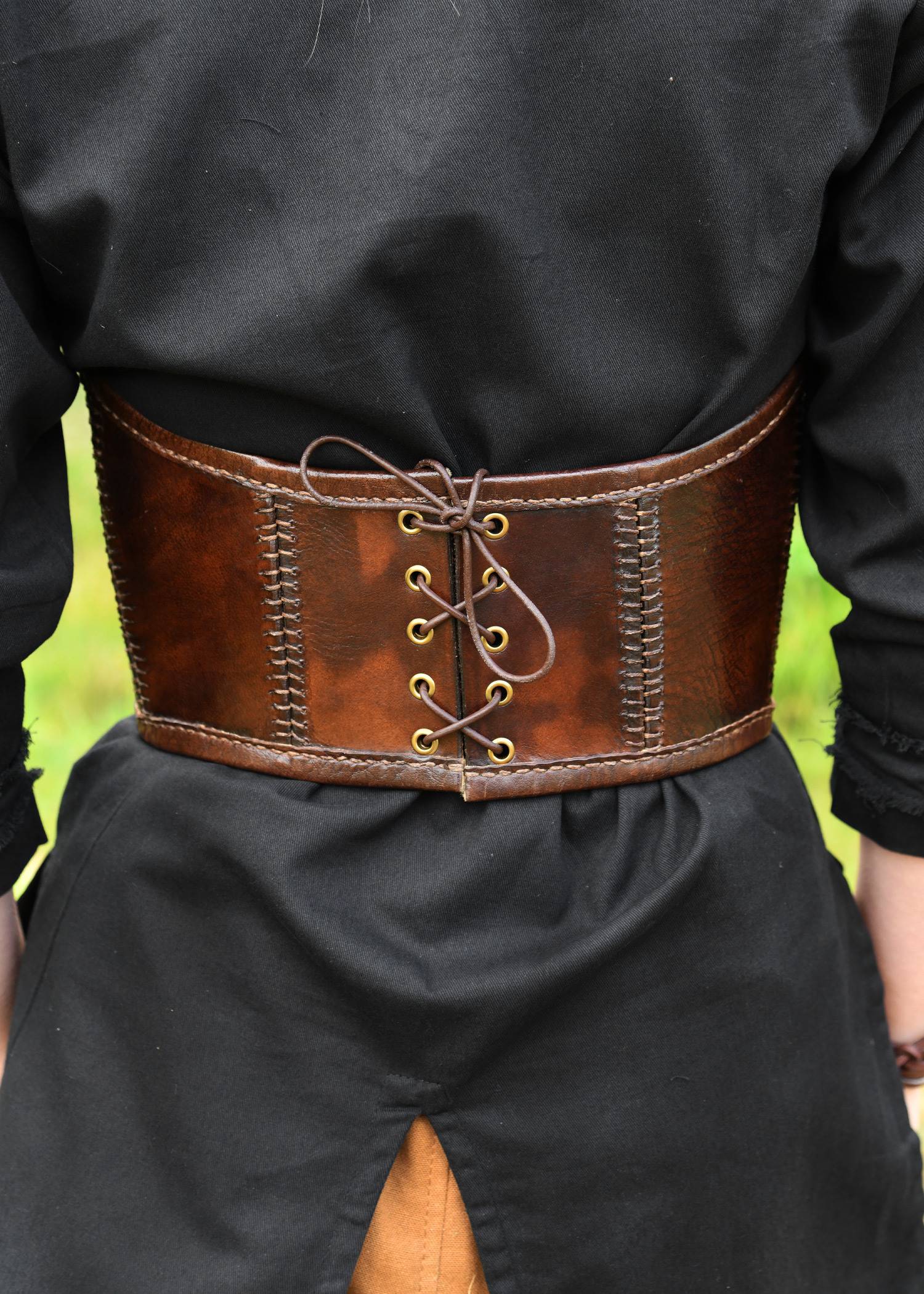 ​Geschnürte Unterbrust-Corsage mit Metallverstärkung, Leder, braun