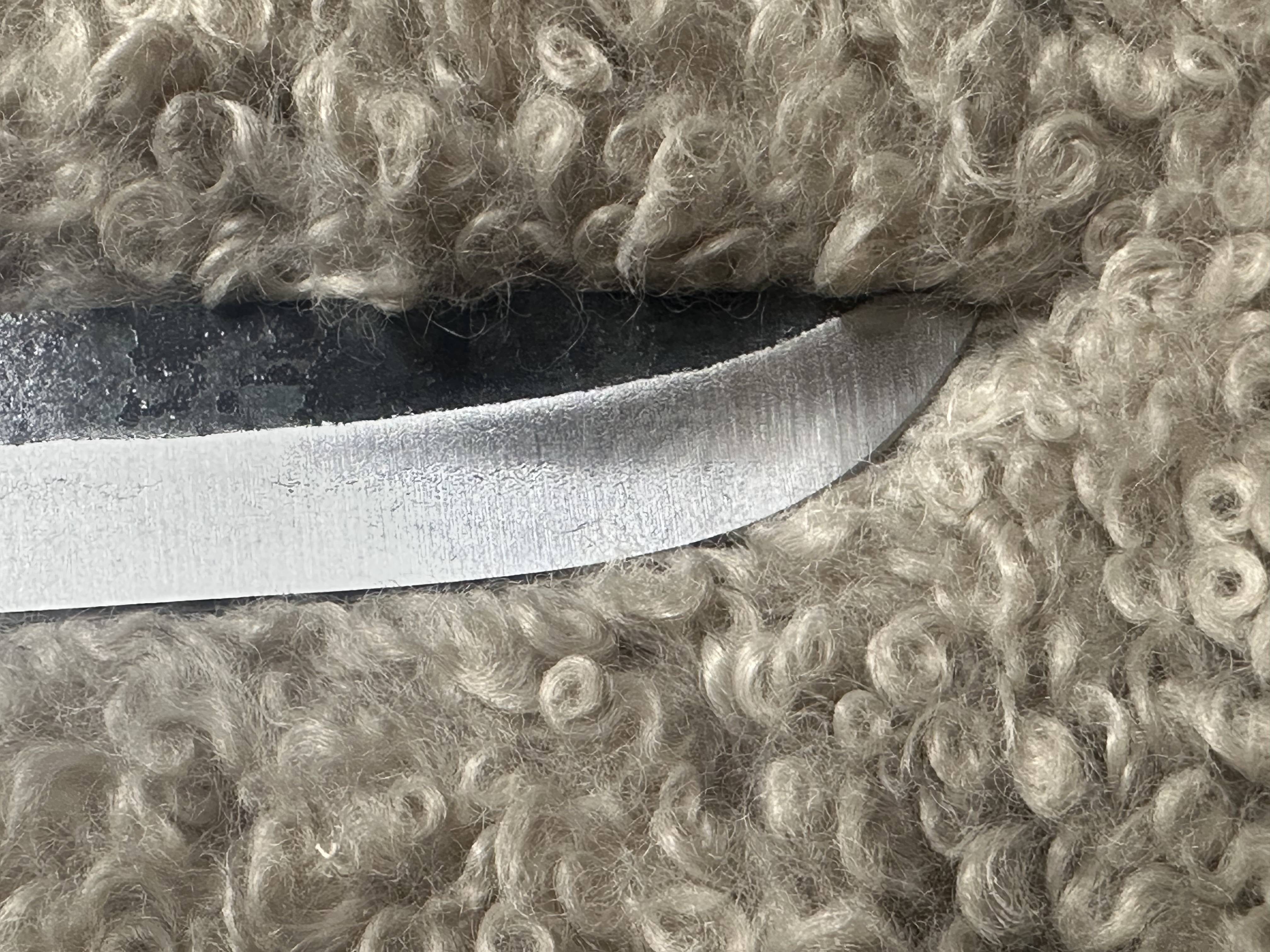 Middeleeuws/Vikingmes, ca. 42 cm, inclusief houten/benen heft en leren schede