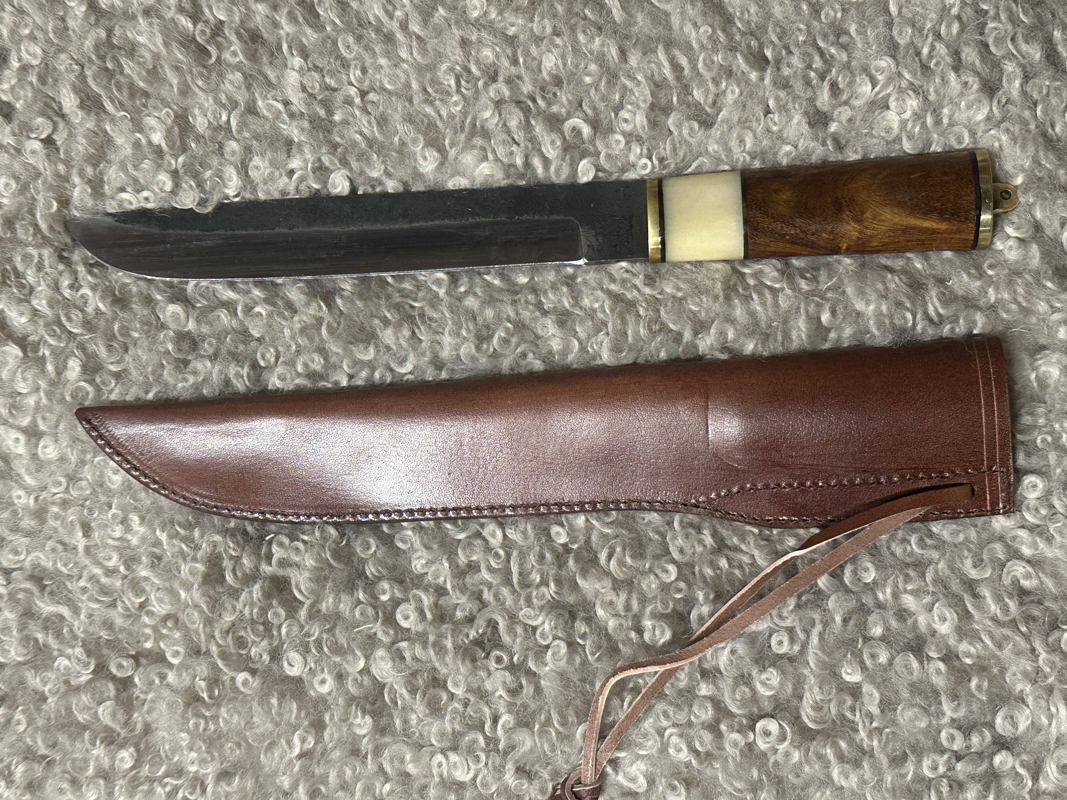 Middeleeuws/Vikingmes, ca. 42 cm, inclusief houten/benen heft en leren schede