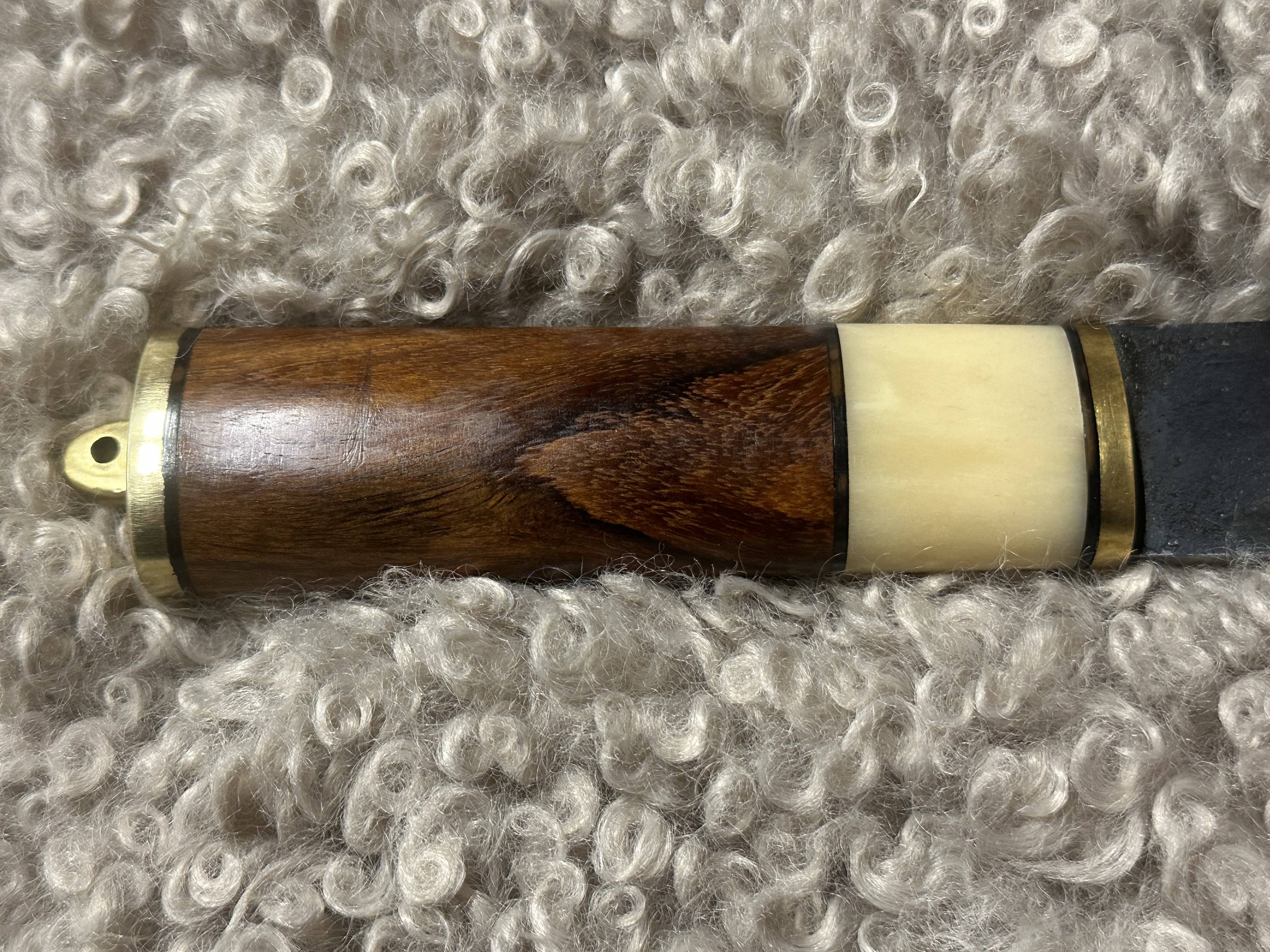 Middeleeuws/Vikingmes, ca. 42 cm, inclusief houten/benen heft en leren schede