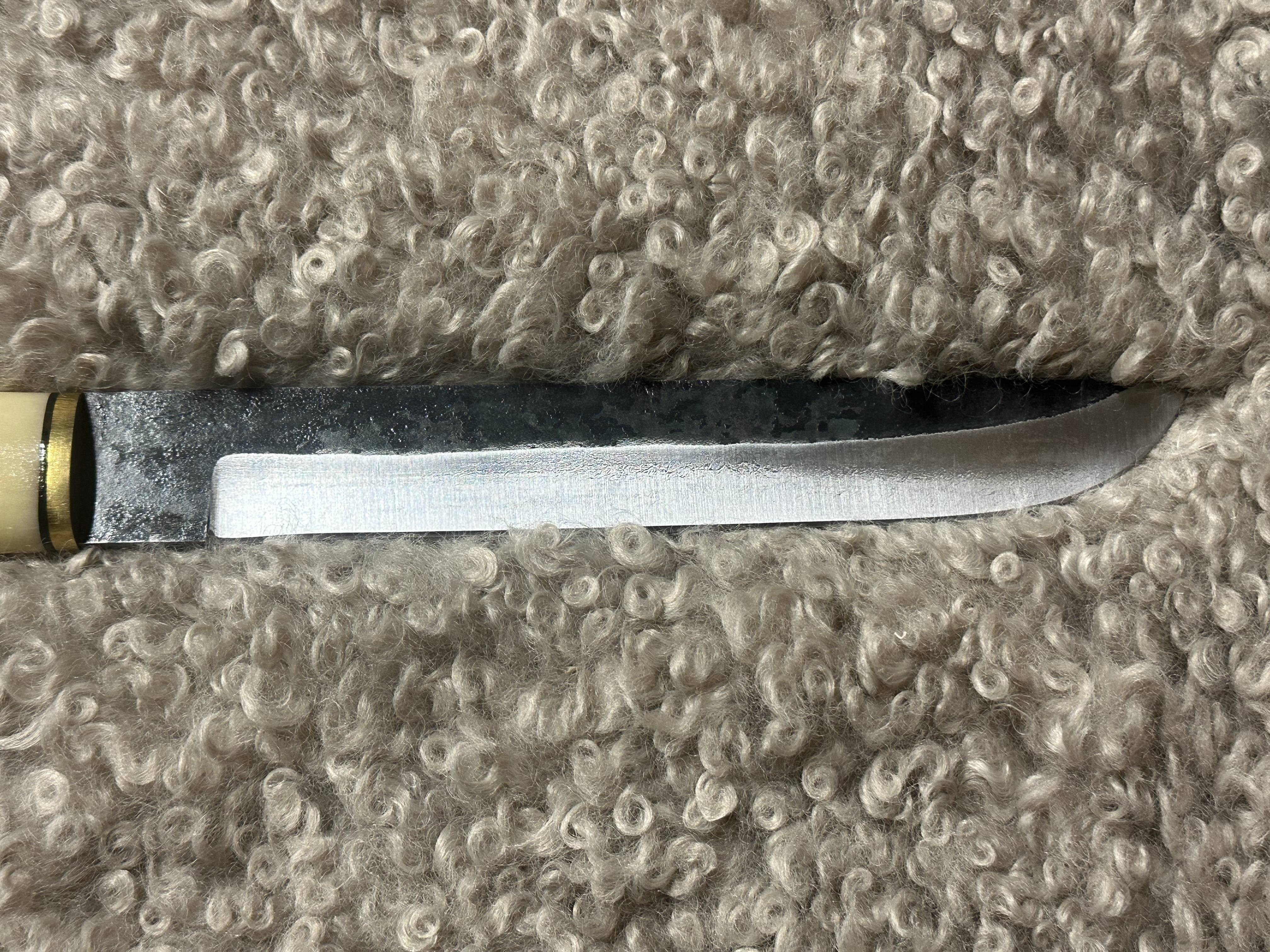 Middeleeuws/Vikingmes, ca. 42 cm, inclusief houten/benen heft en leren schede