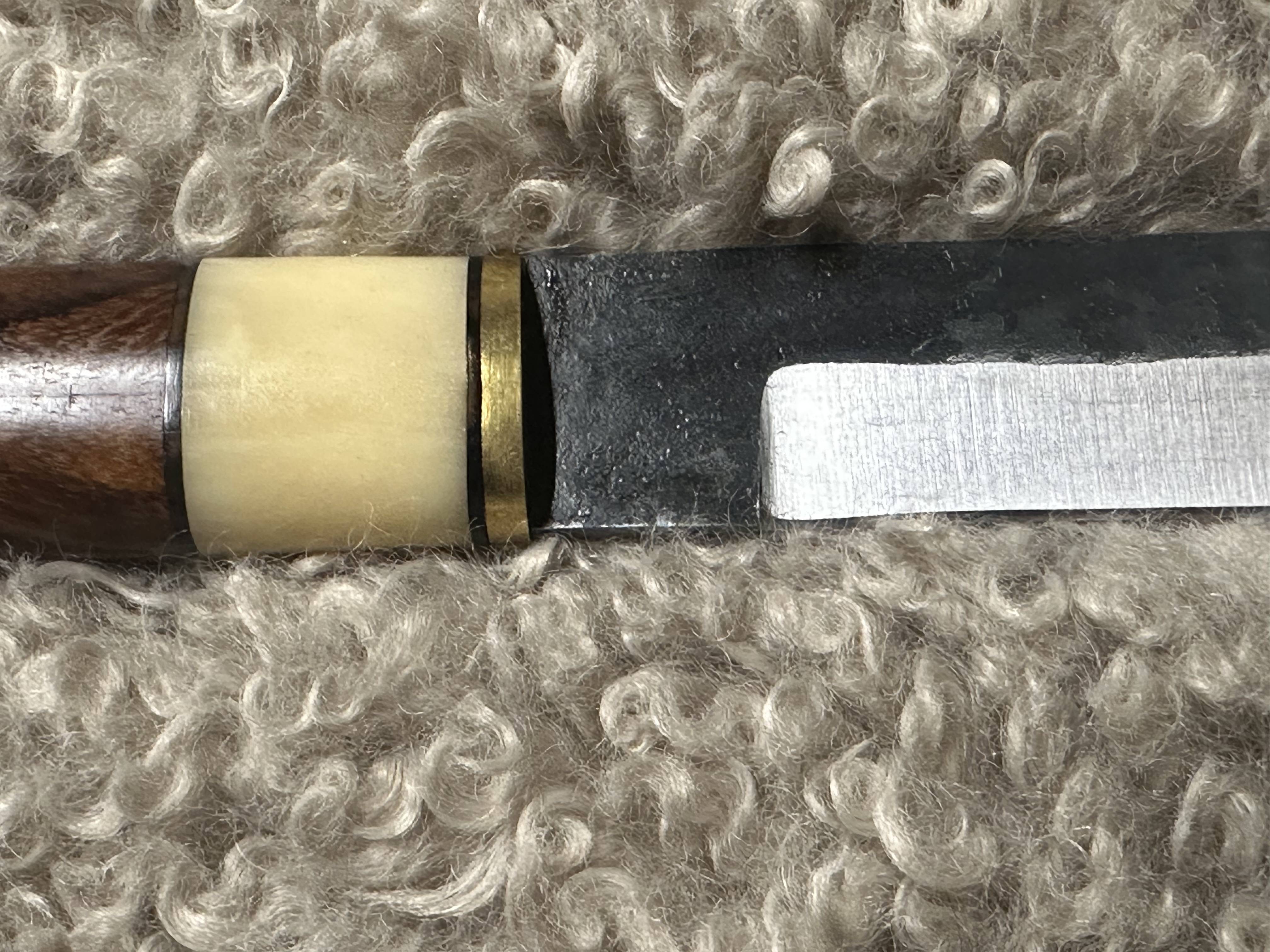 Middeleeuws/Vikingmes, ca. 42 cm, inclusief houten/benen heft en leren schede