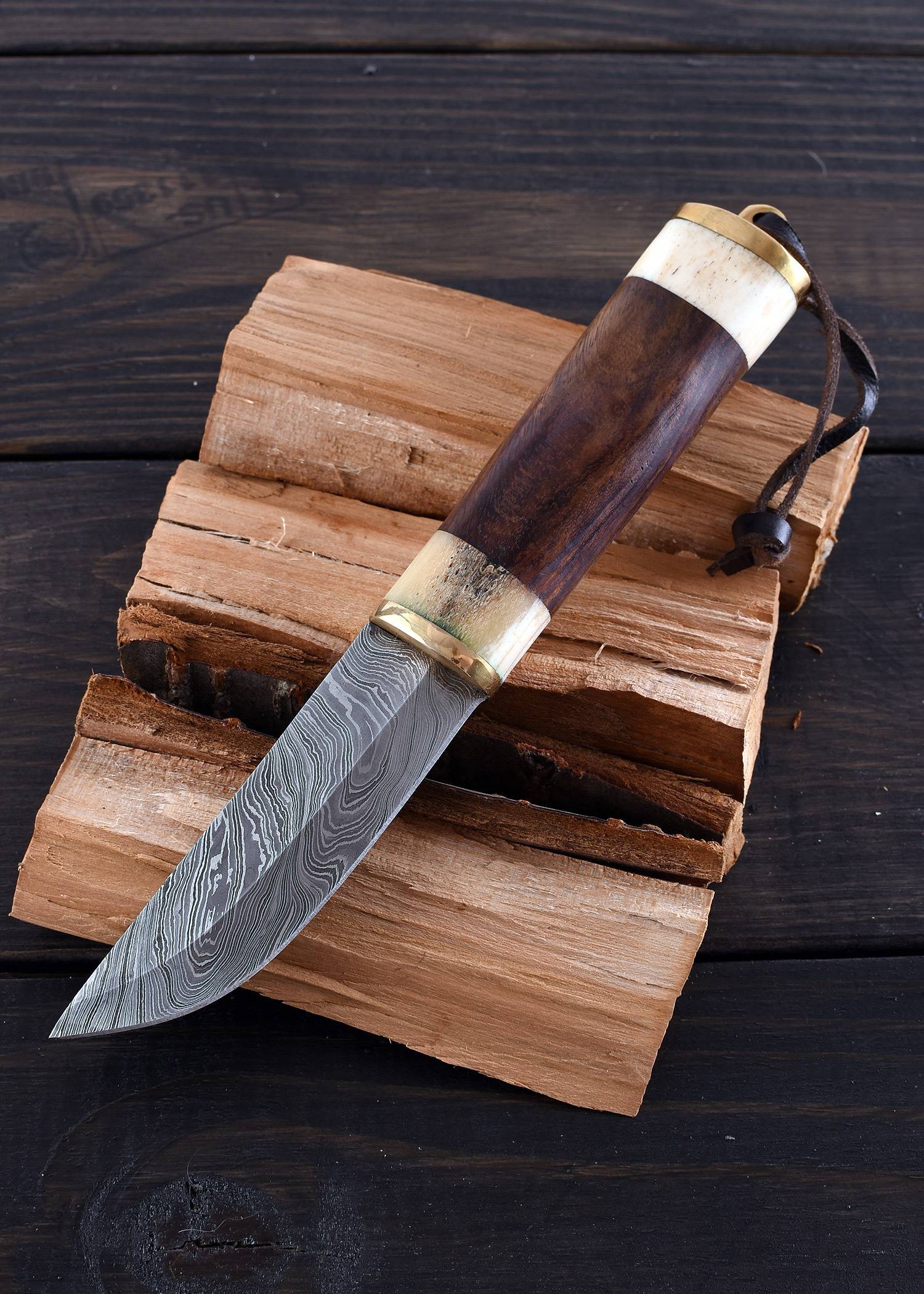 Damascusstalen mes met een handvat van bot/hout en een leren schede