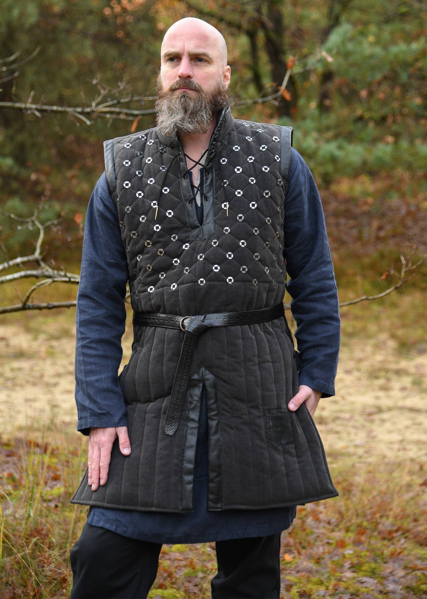 ​Ärmelloser Mittelalter Gambeson mit handgefertigten Details in schwarz