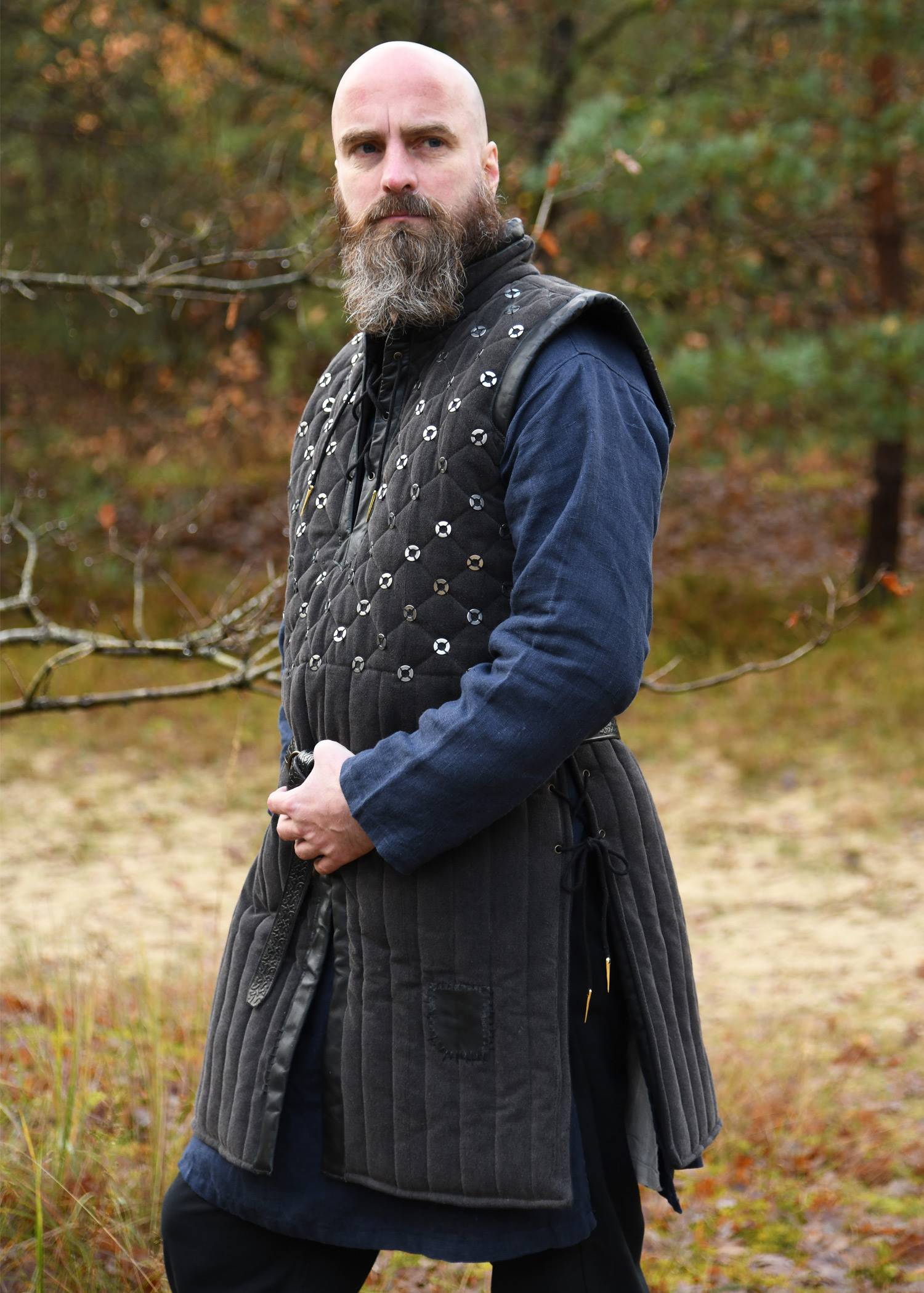 ​Ärmelloser Mittelalter Gambeson mit handgefertigten Details in schwarz